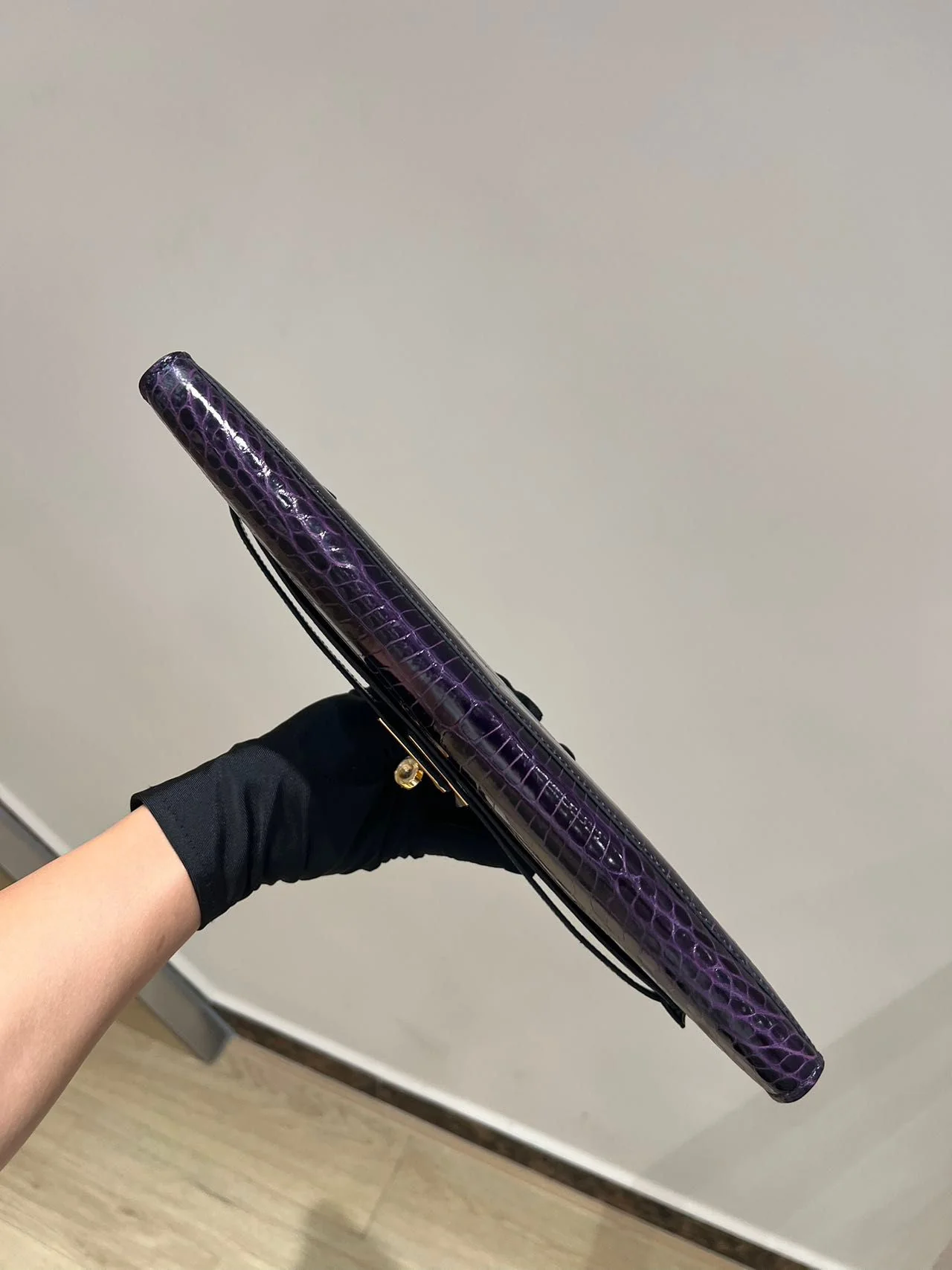 Hermes Kelly cut purple shiny crocodile leather gold hardware - Image 5