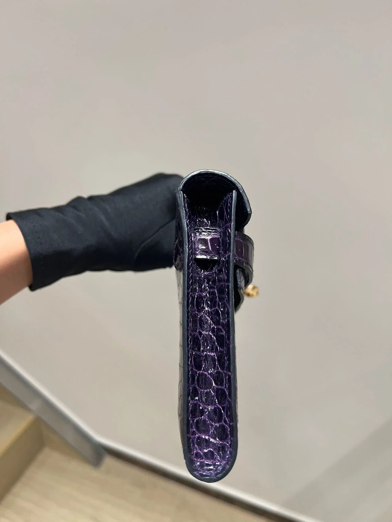 Hermes Kelly cut purple shiny crocodile leather gold hardware - Image 6