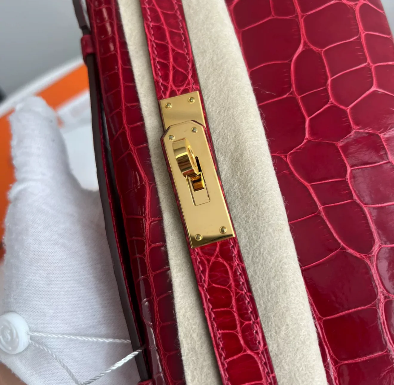 Hermes Kelly Cut Red Crocodile Leather Gold Hardware - Image 5