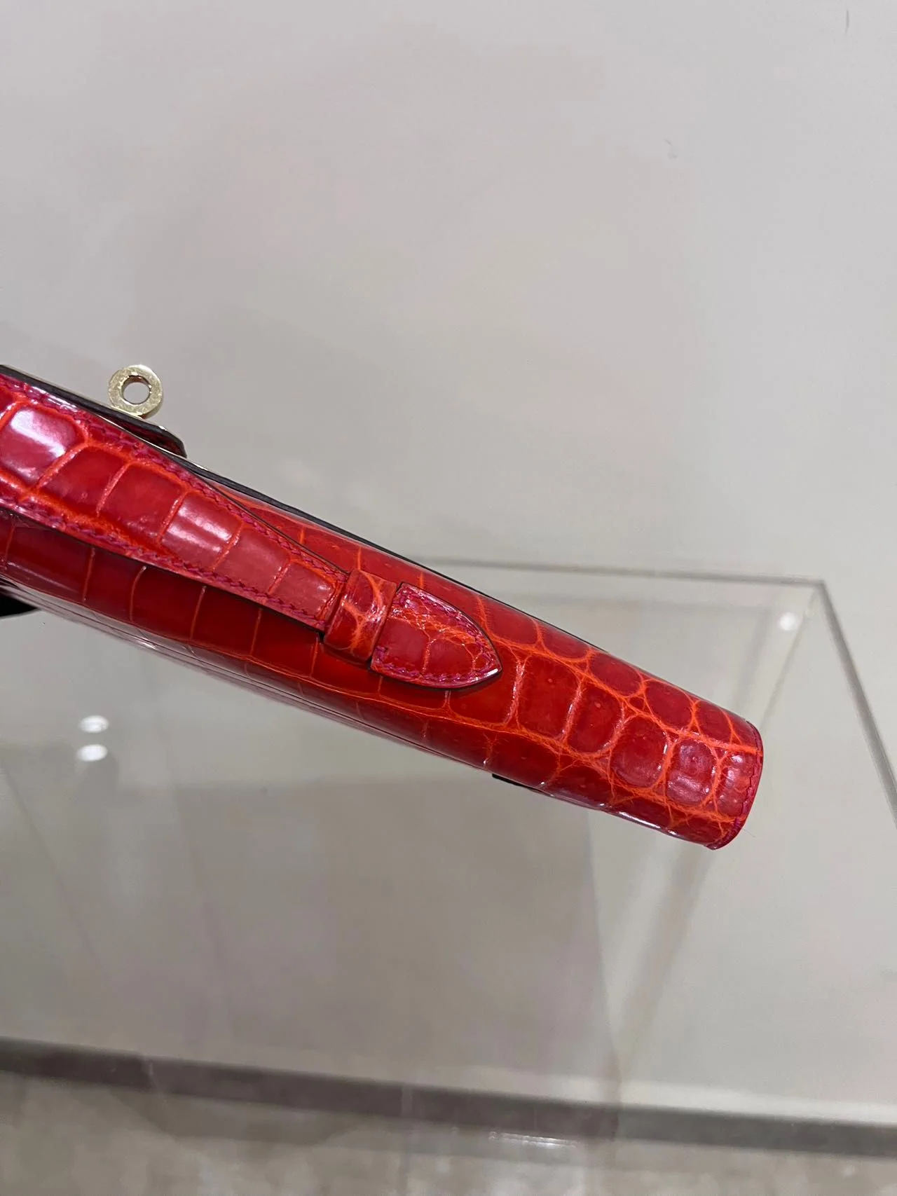Hermes Kelly cut red shiny crocodile leather gold hardware - Image 11