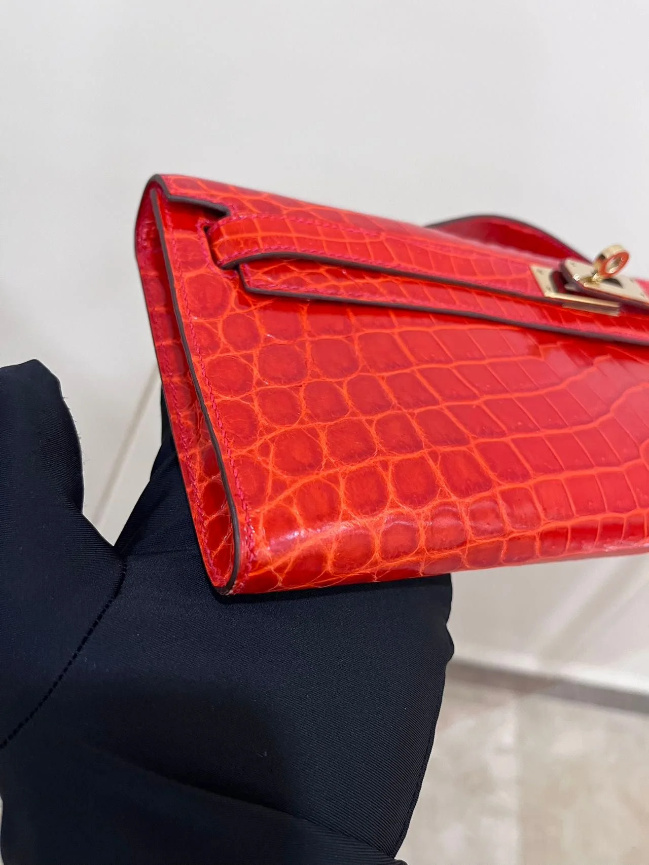 Hermes Kelly cut red shiny crocodile leather gold hardware - Image 15