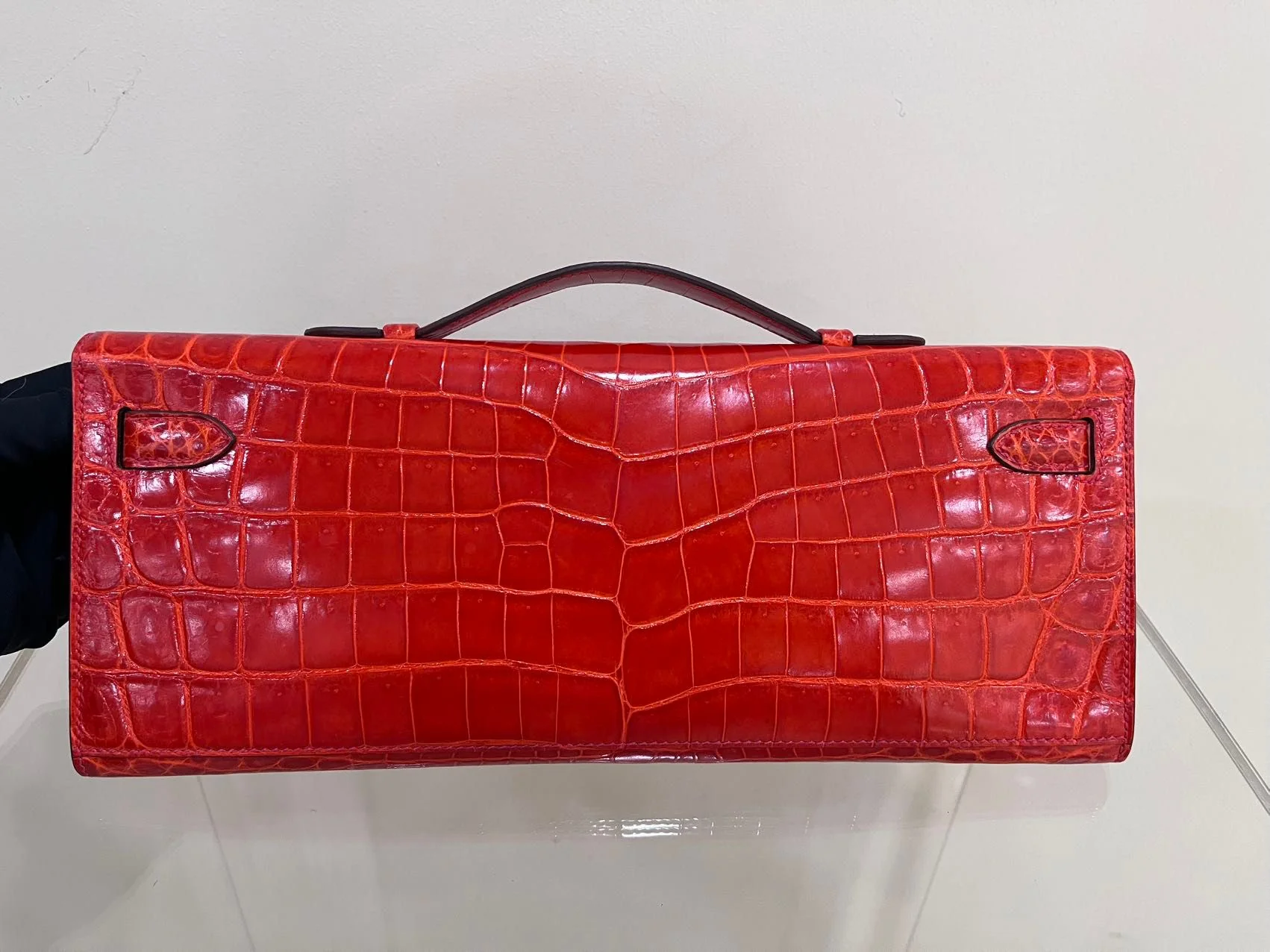 Hermes Kelly cut red shiny crocodile leather gold hardware - Image 2