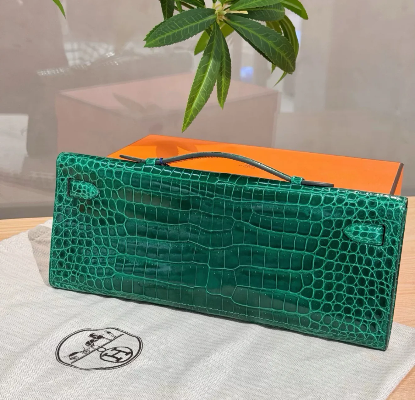 Hermes Kelly Cut Shiny emerald crocodile Leather Gold Hardware - Image 2