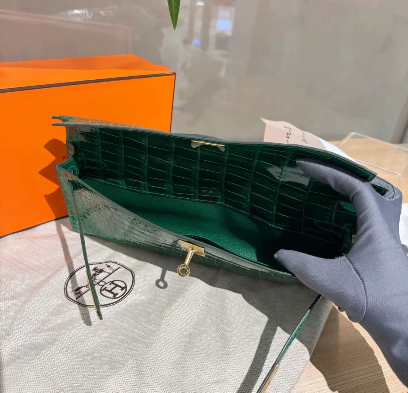 Hermes Kelly Cut Shiny emerald crocodile Leather Gold Hardware - Image 3