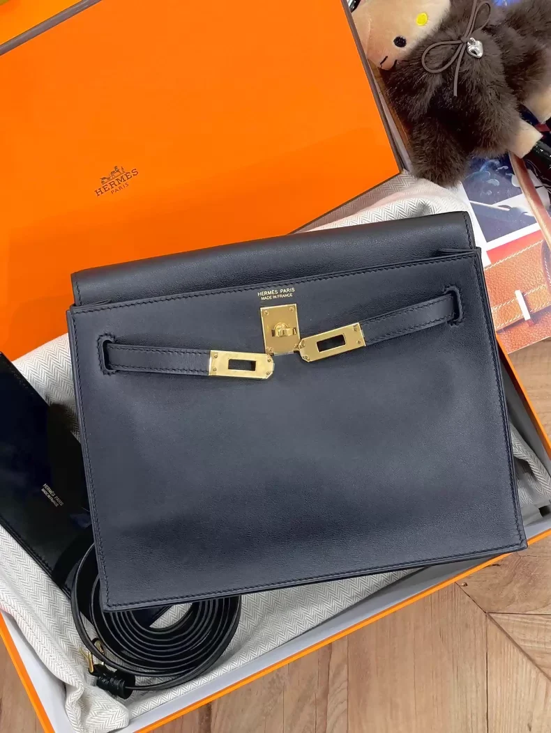 Hermès Kelly Danse black Swift leather with gold hardware - Image 2