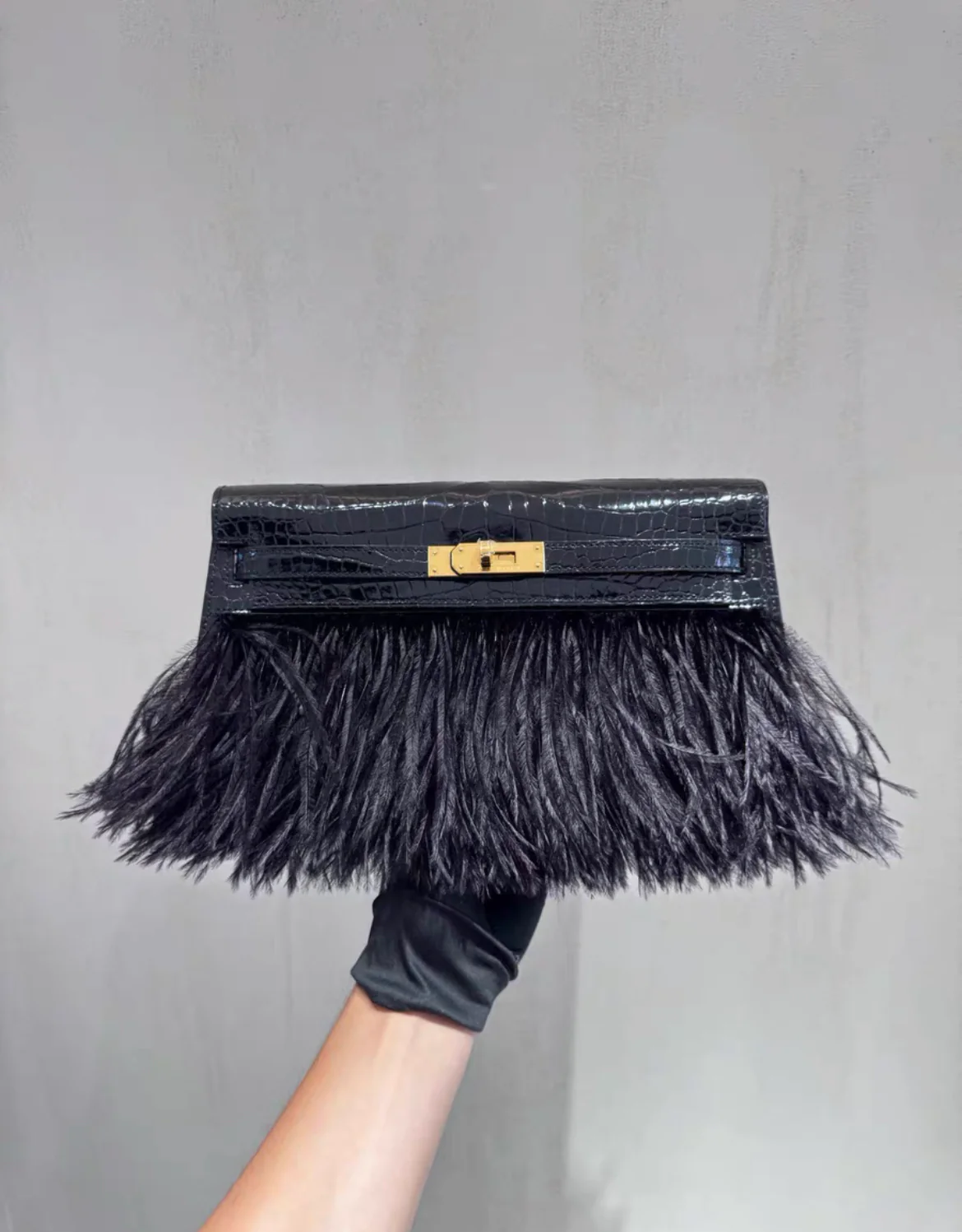 Hermès Kelly Elan Foile Black Shiny Porosus Crocodile and Ostrich Feather Gold Hardware - Image 2