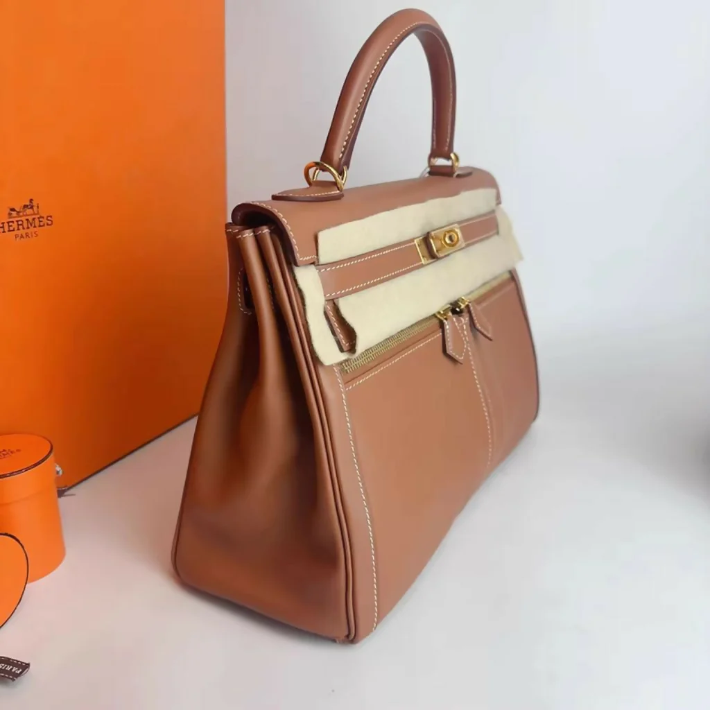 Hermès Kelly Lakis 32 Gold Swift Leather with Gold Hardware - Image 2