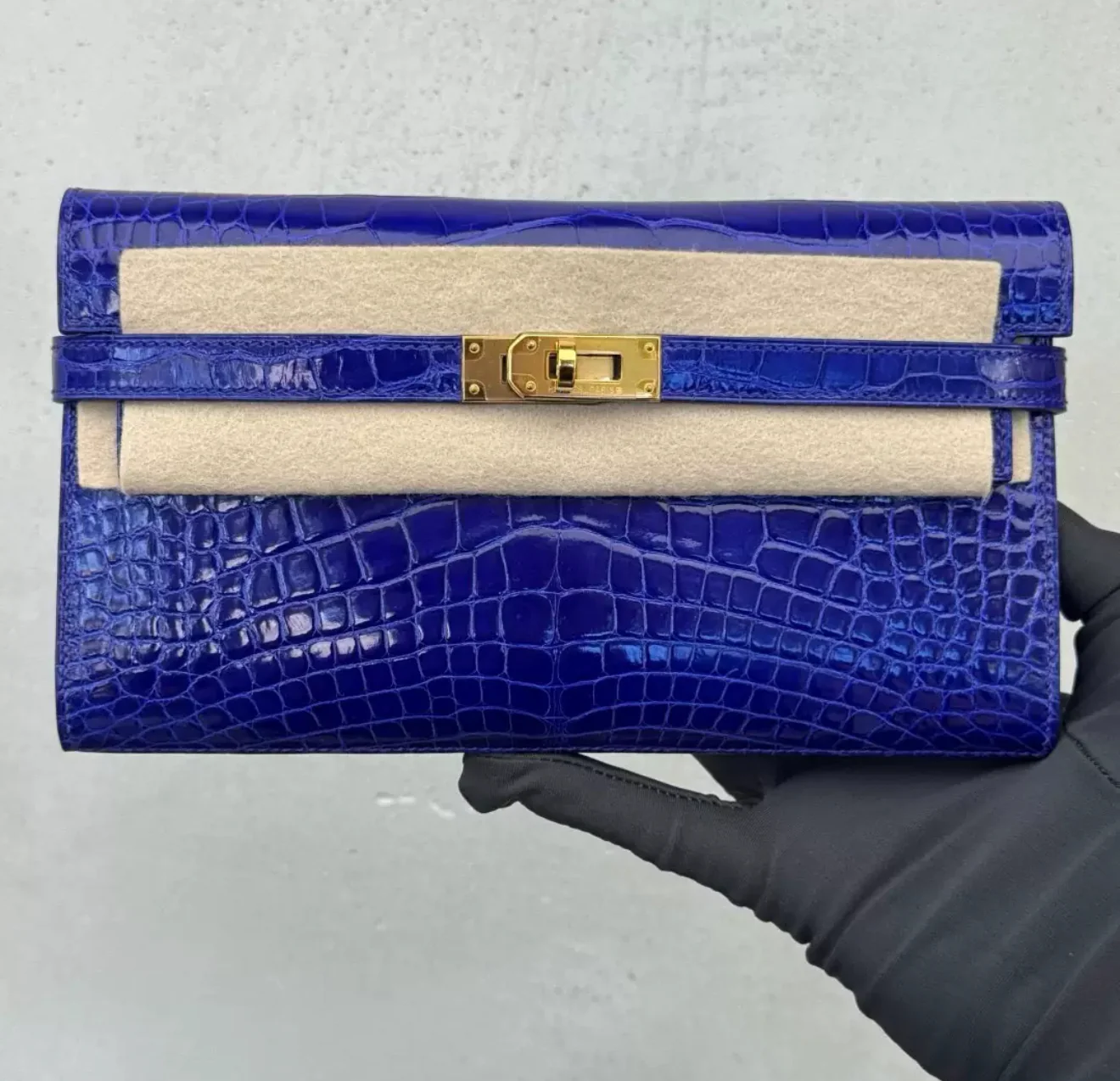 Hermès Kelly long electric blue shiny crocodile leather gold hardware - Image 3