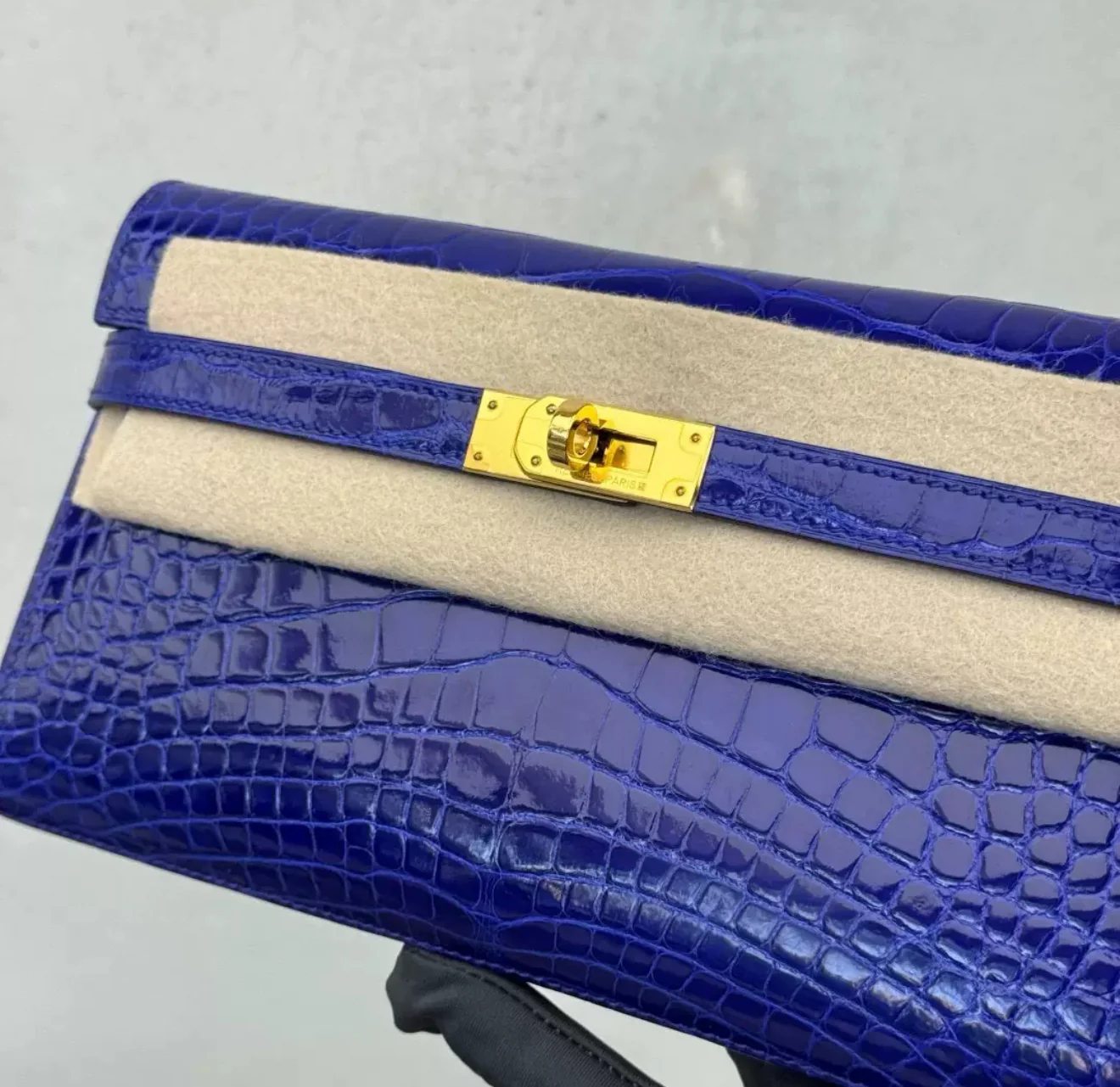 Hermès Kelly long electric blue shiny crocodile leather gold hardware - Image 4