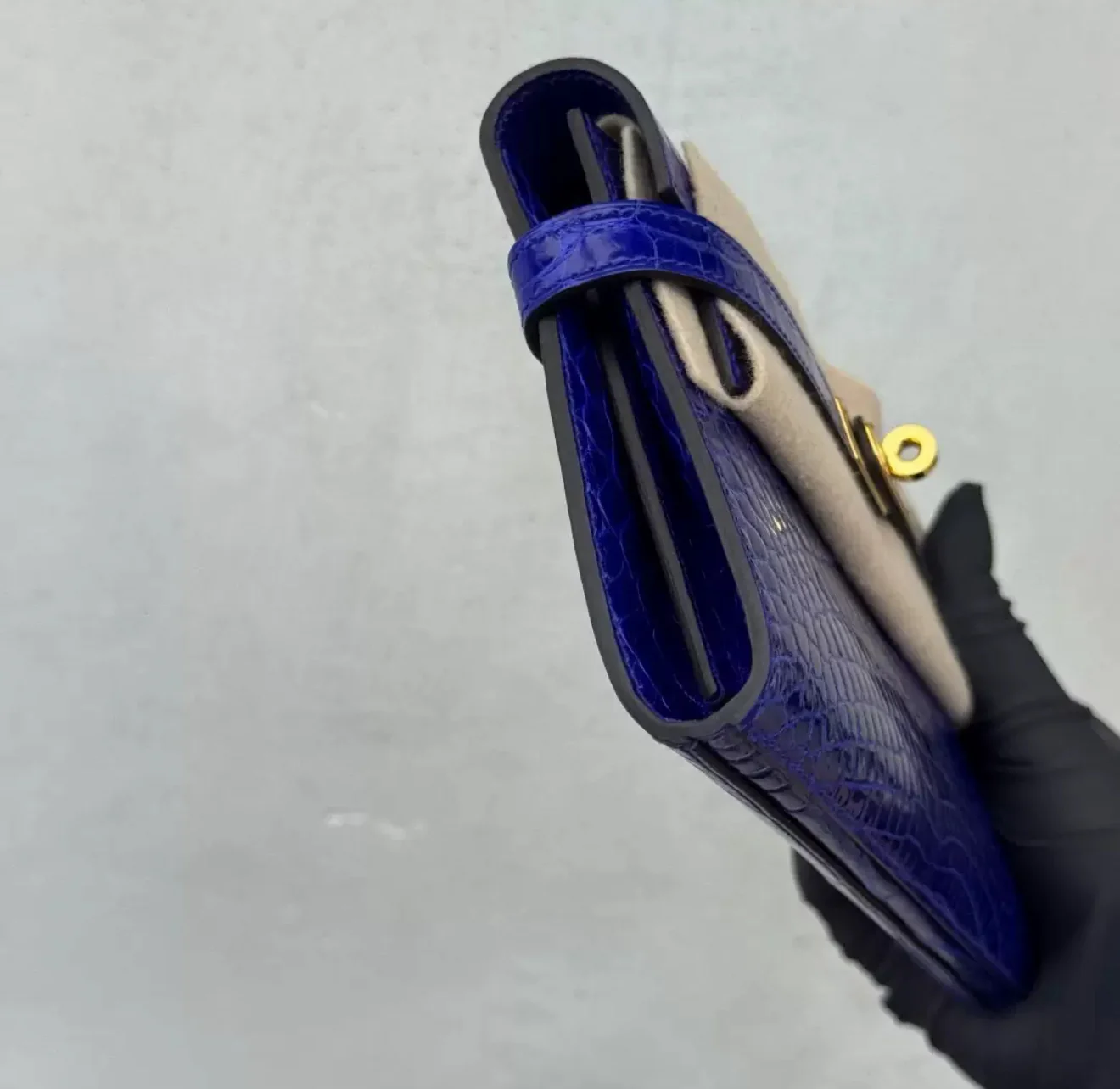 Hermès Kelly long electric blue shiny crocodile leather gold hardware - Image 7