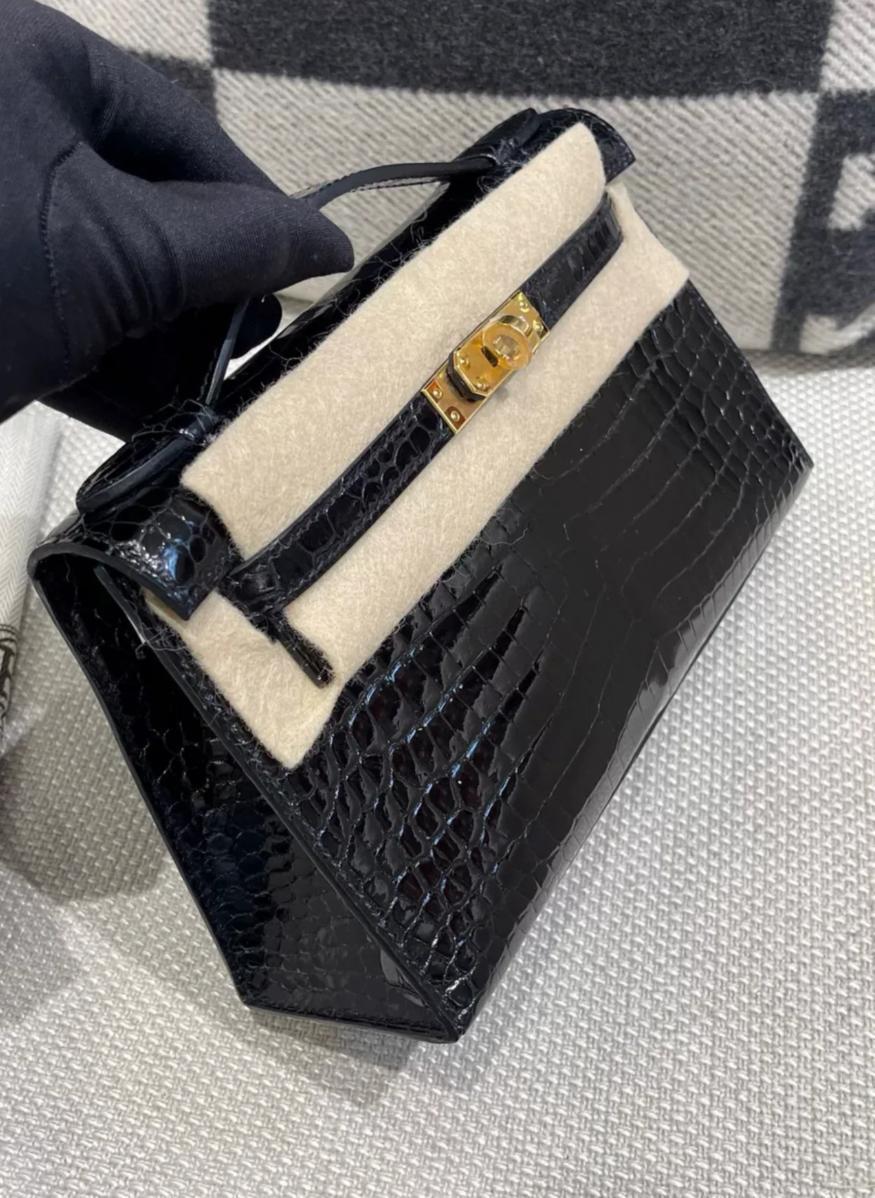 Hermes Kelly Pochette Black Shiny Alligator Gold Hardware - Image 2