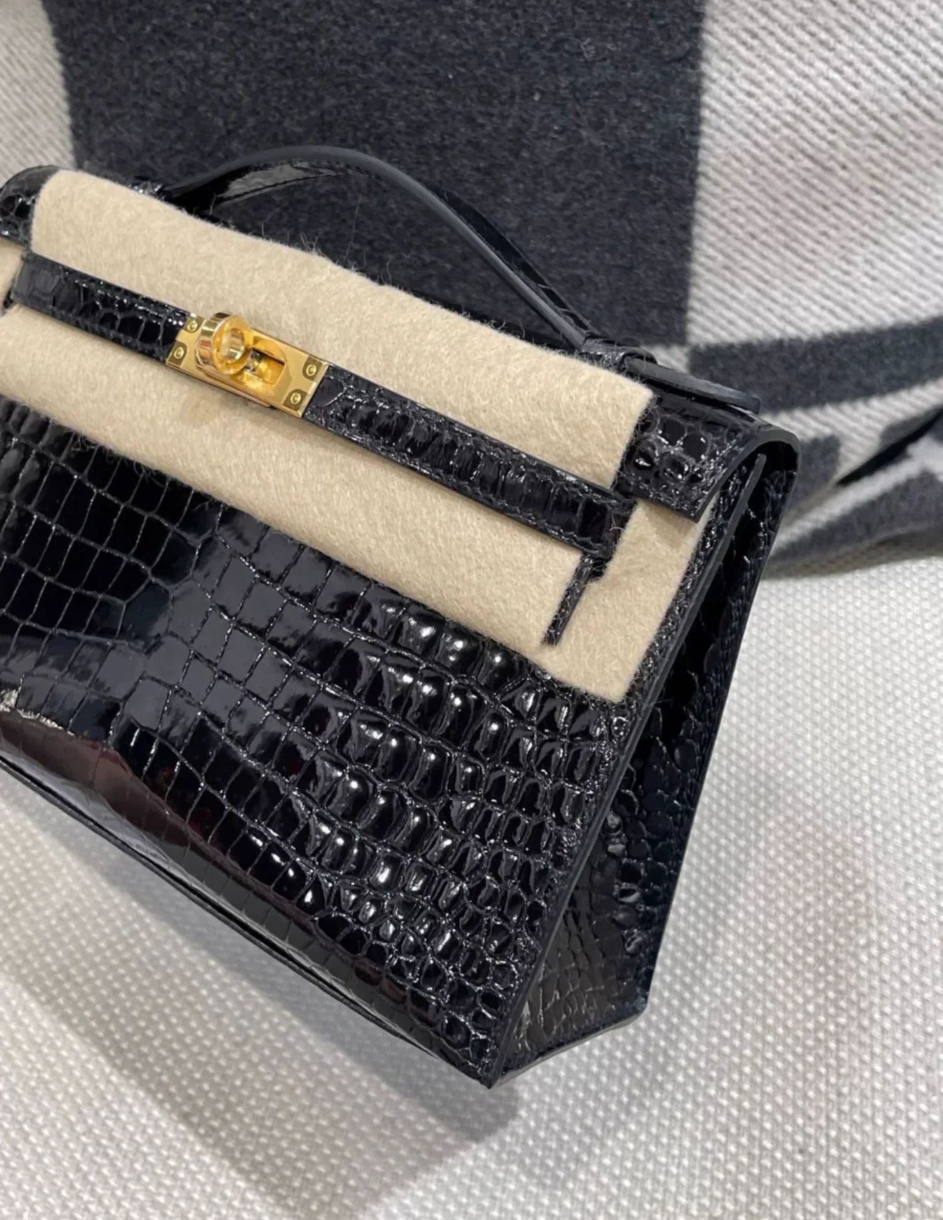 Hermes Kelly Pochette Black Shiny Alligator Gold Hardware - Image 5