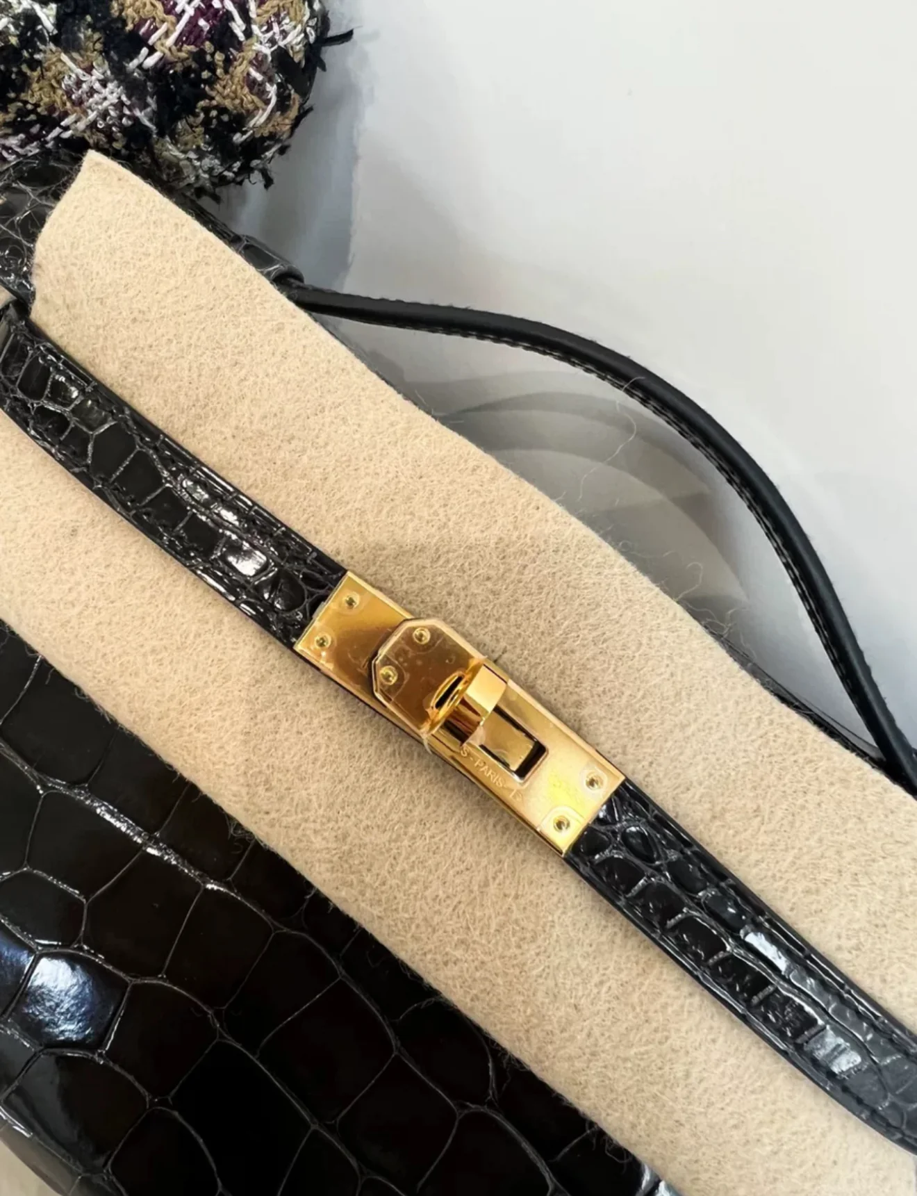 Hermès Kelly Pochette Black Shiny Alligator Gold Hardware - Image 2