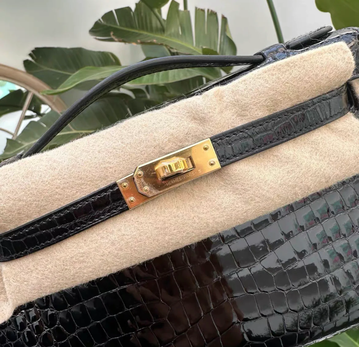 Hermès Kelly Pochette Black Shiny Porosus Crocodile Gold Hardware - Image 3
