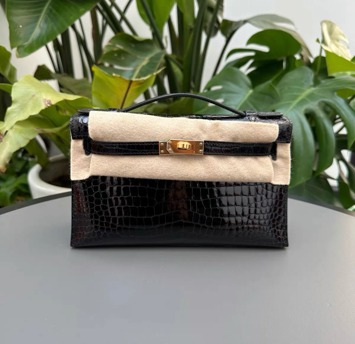 Hermès Kelly Pochette Black Shiny Porosus Crocodile Gold Hardware - Image 4