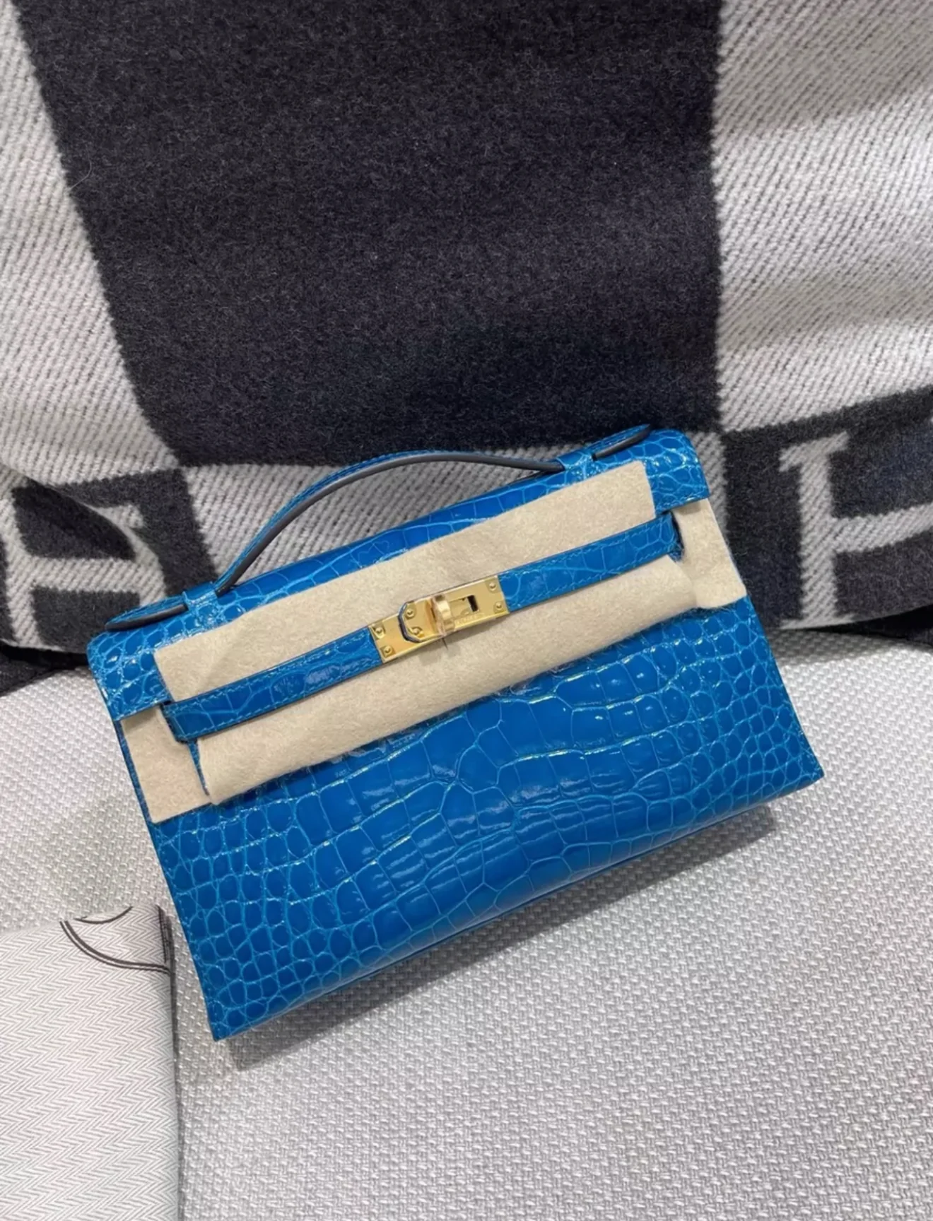 Hermès Kelly Pochette Blue Izmir Shiny Alligator Gold Hardware - Image 2