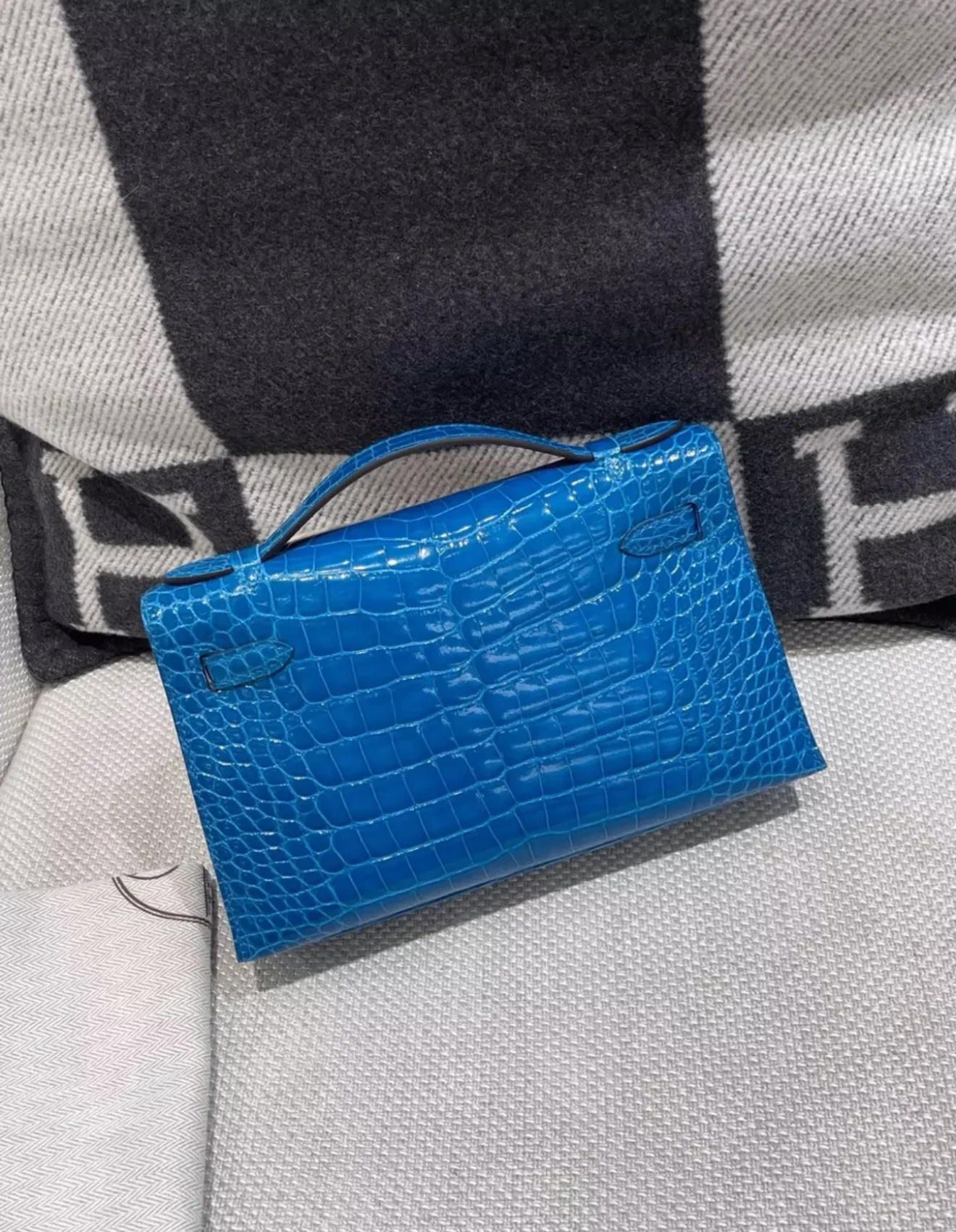Hermès Kelly Pochette Blue Izmir Shiny Alligator Gold Hardware - Image 4