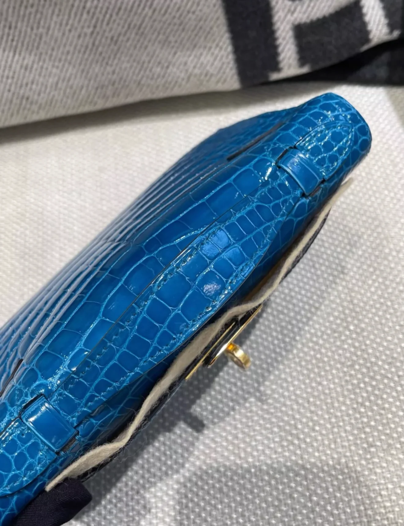 Hermès Kelly Pochette Blue Izmir Shiny Alligator Gold Hardware - Image 6
