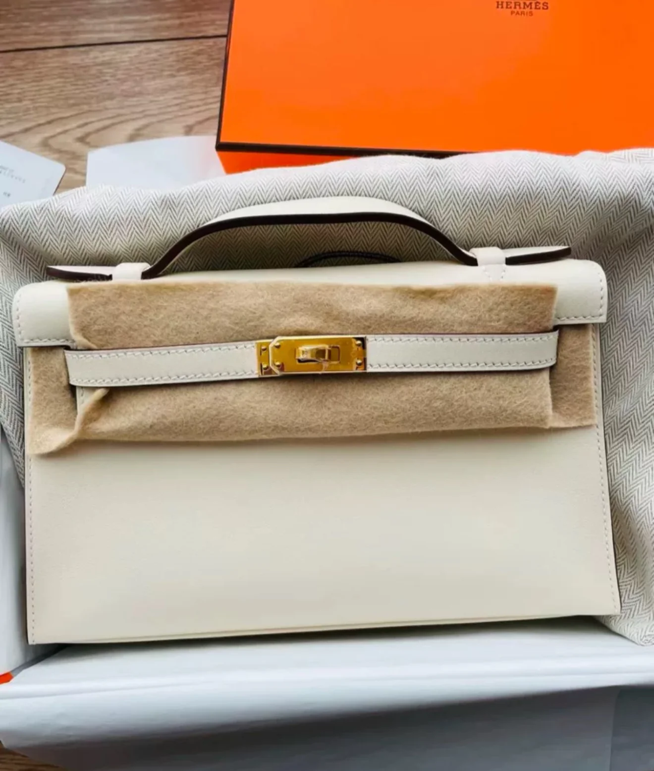 Hermès Kelly Pochette Nata Swift Leather Gold Hardware - Image 2