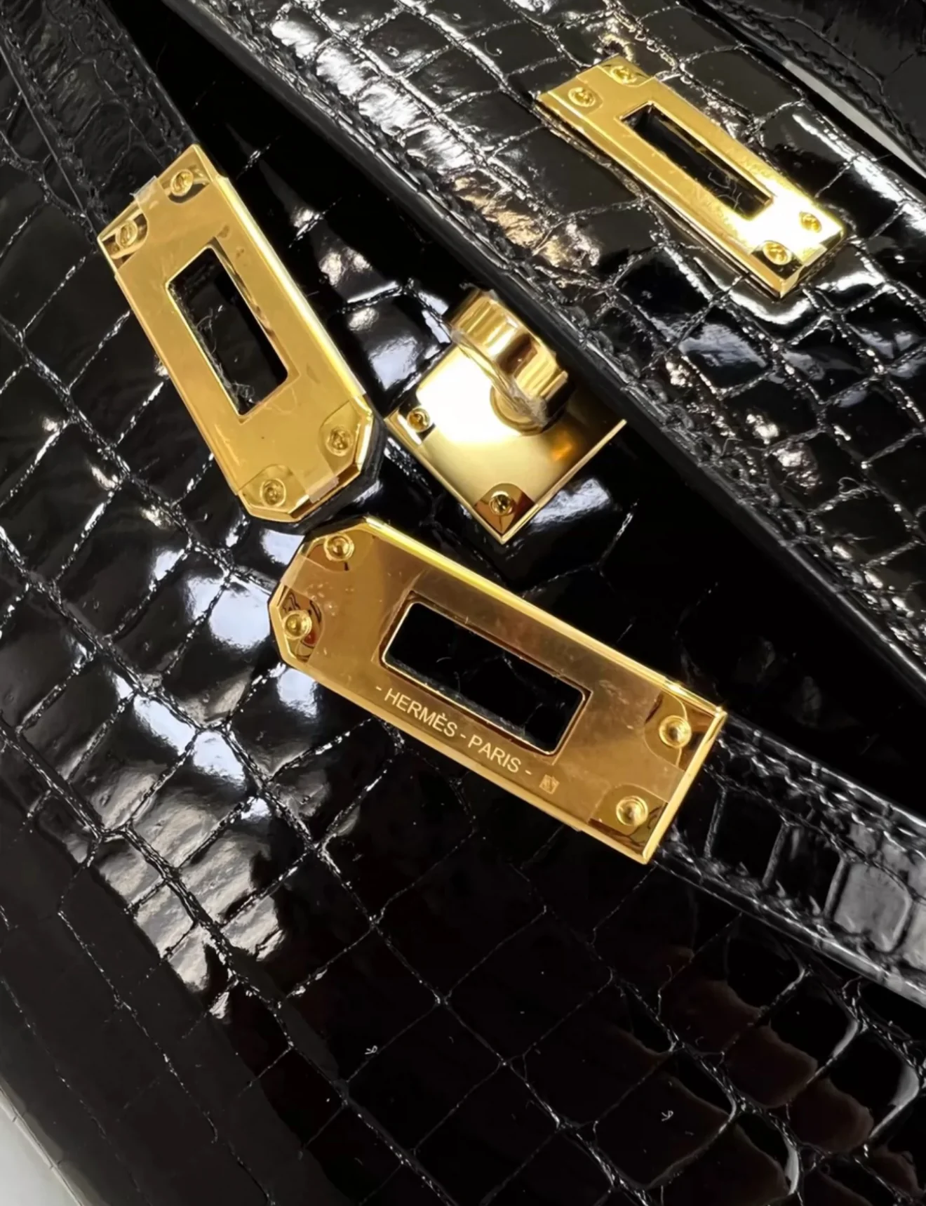 Hermes Kelly Pochette Noir Black Shiny Crocodile Gold Hardware - Image 4