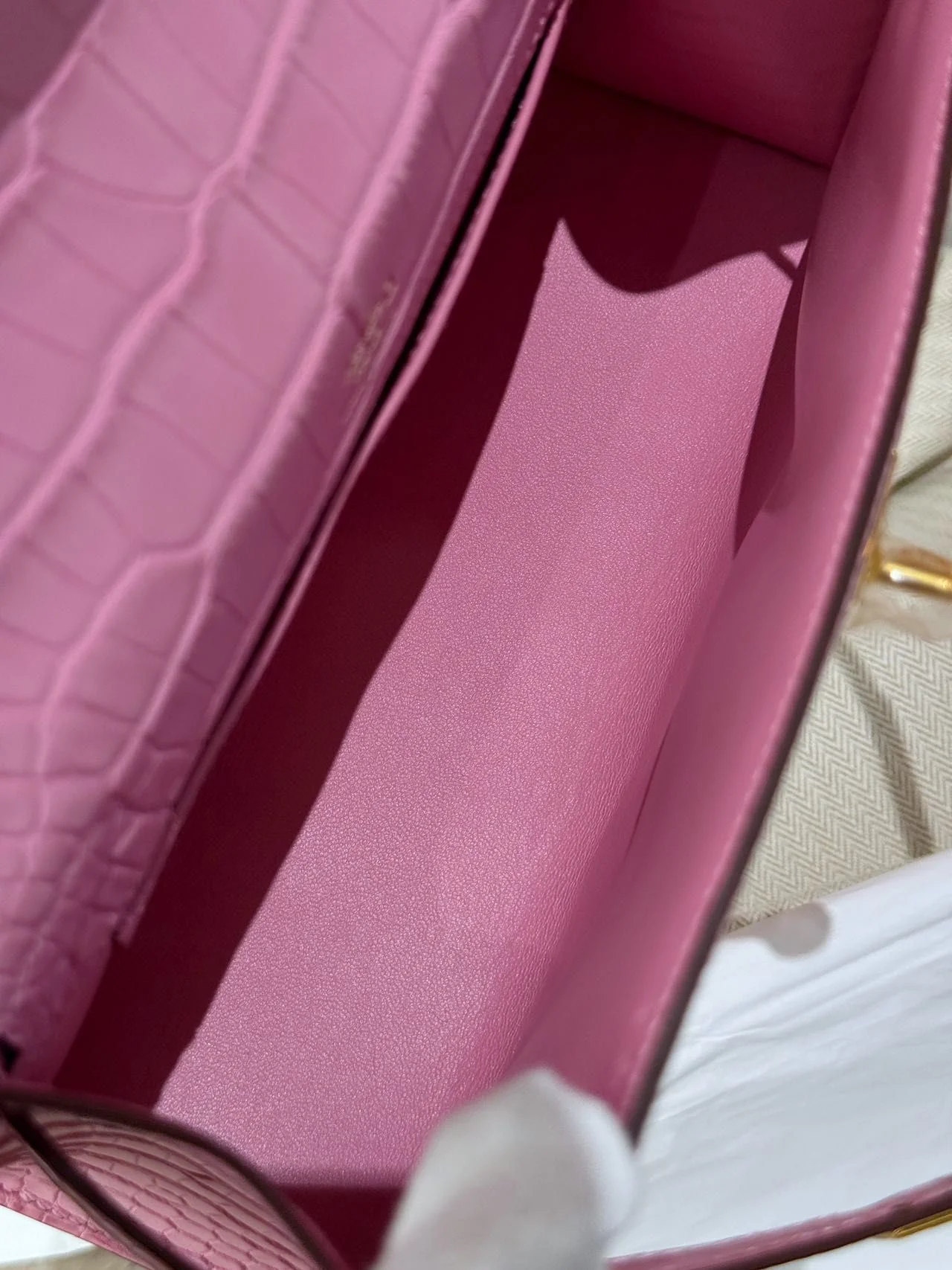 Hermès Kelly Pochette Pink Bubblegum 5P Matte Crocodile Leather Gold Hardware - Image 11