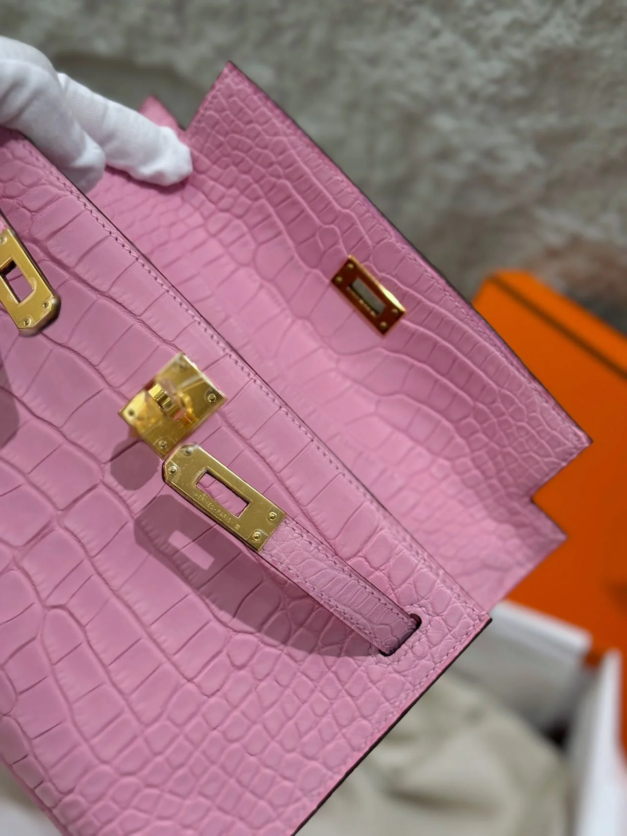 Hermès Kelly Pochette Pink Bubblegum 5P Matte Crocodile Leather Gold Hardware - Image 13