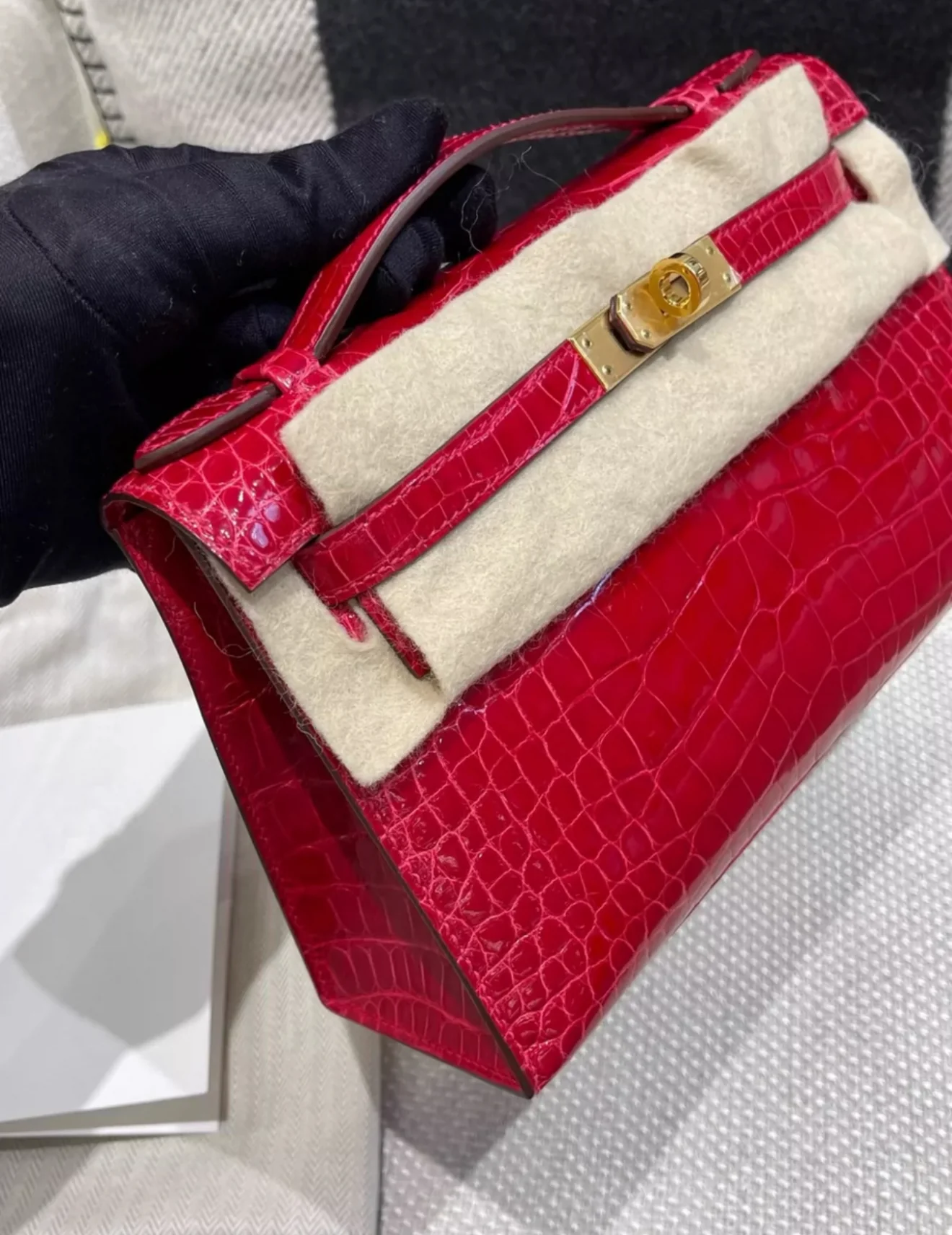 Hermès Kelly Pochette Red Braise Shiny Alligator Gold Hardware - Image 2