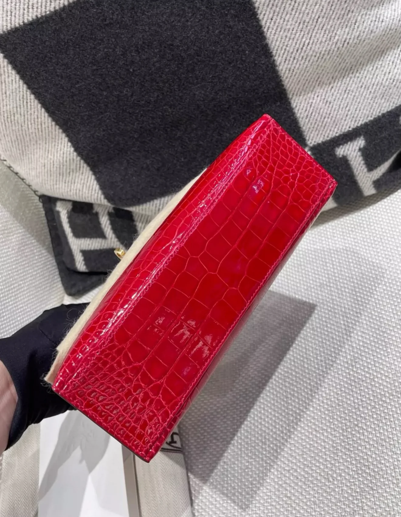 Hermès Kelly Pochette Red Braise Shiny Alligator Gold Hardware - Image 6