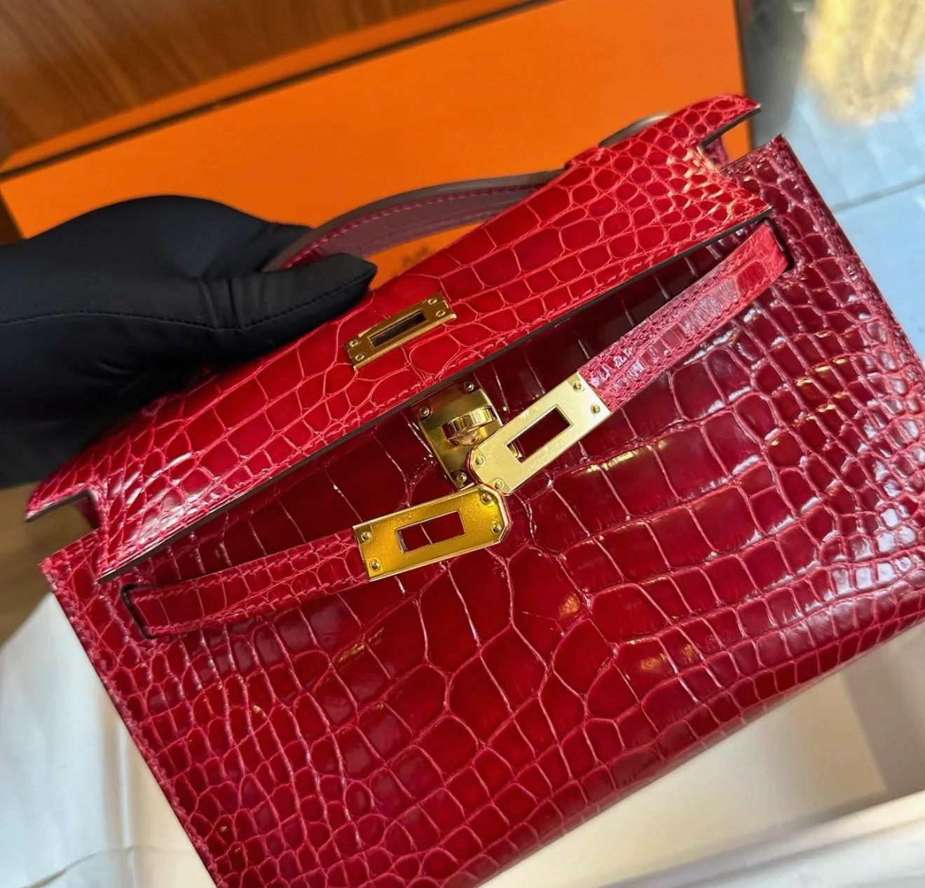 Hermes Kelly Pochette Red shiny crocodile leather gold hardware - Image 3