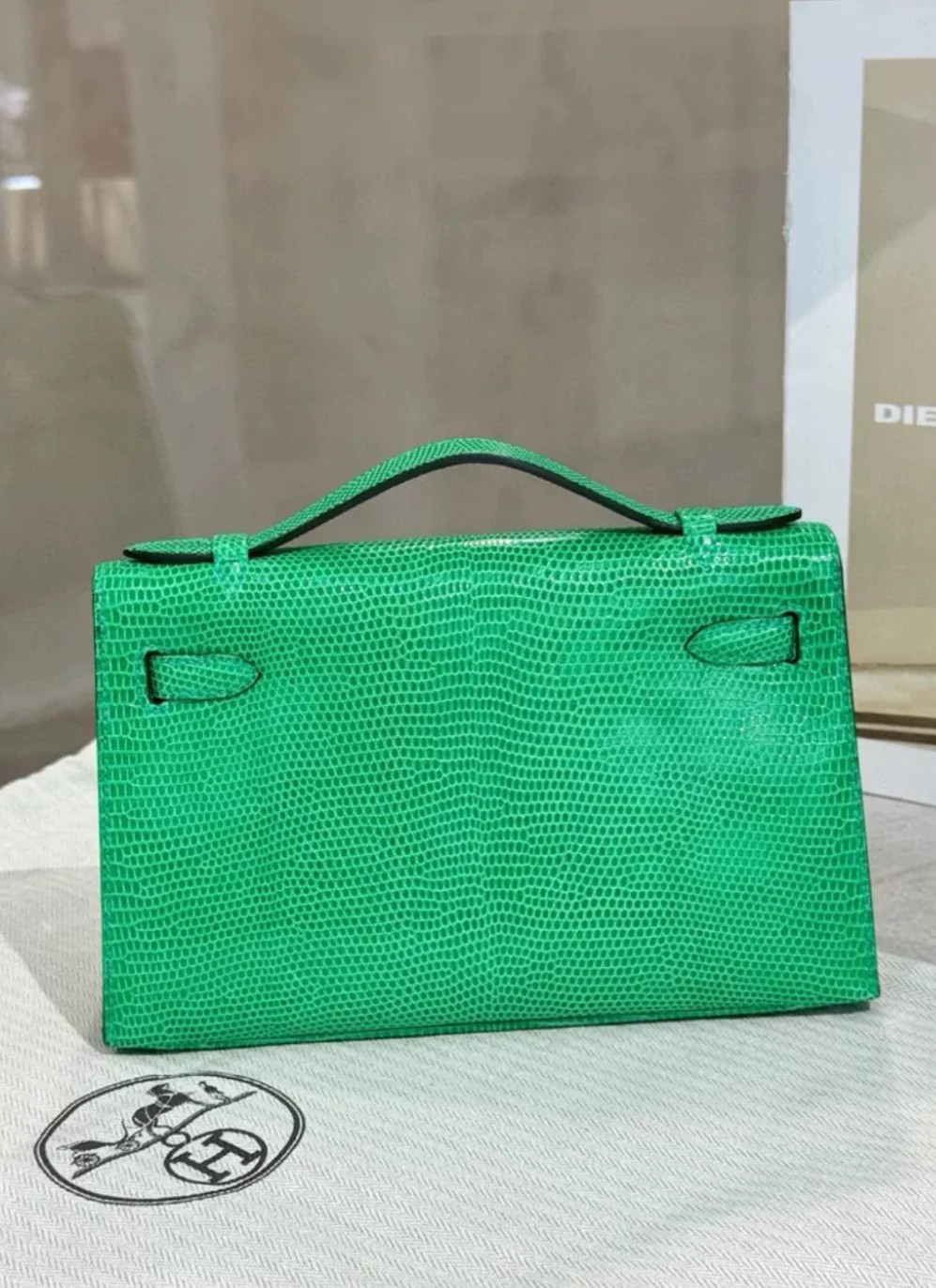 Hermès Kelly Pochette Vert Jade Lizard Gold Hardware - Image 2
