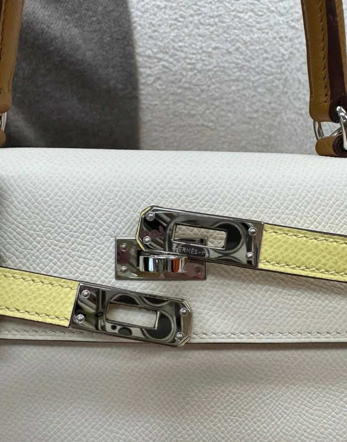 Hermès Kelly Sellier 25 Tri-Color Nata, Jaune Poussin and Sesame Epsom Palladium Hardware - Image 8