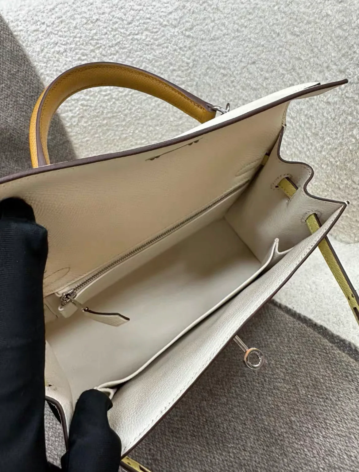 Hermès Kelly Sellier 25 Tri-Color Nata, Jaune Poussin and Sesame Epsom Palladium Hardware - Image 9