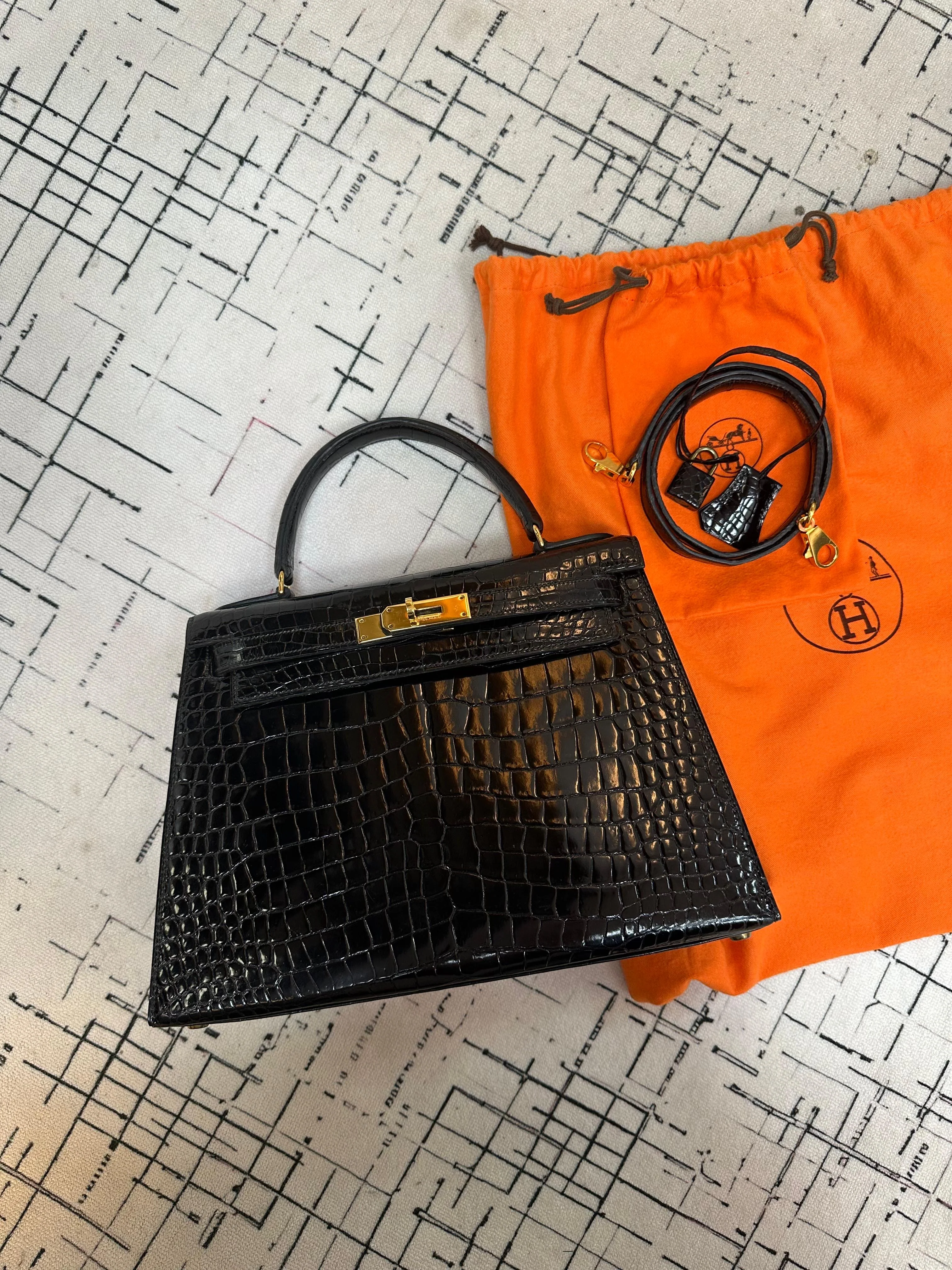 Hermès Kelly Sellier 28 Black Shiny Alligator Gold Hardware - Image 2