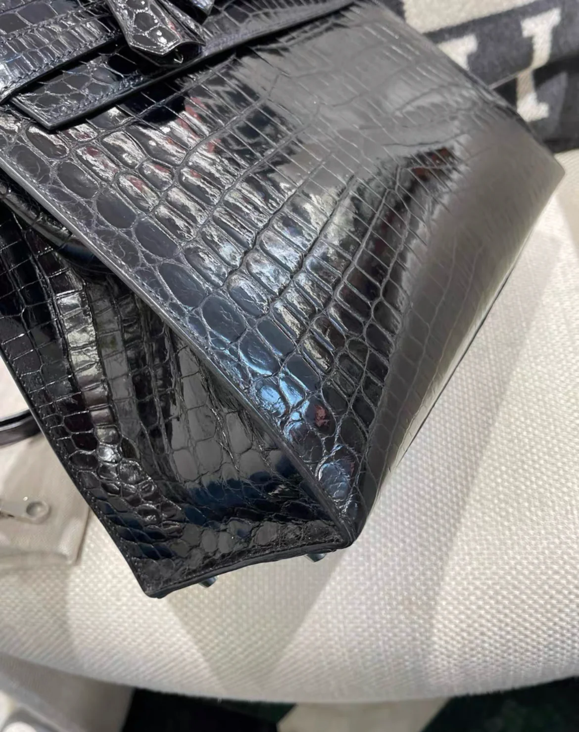 Hermès Kelly Sellier 32 Black Shiny Porosus Crocodile Palladium Hardware - Image 3