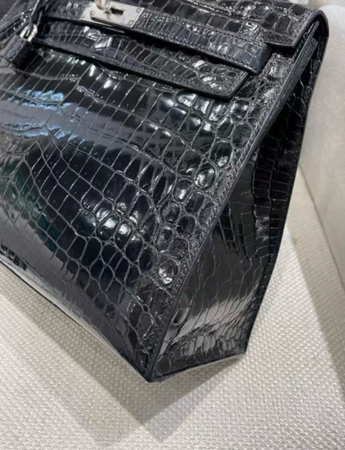 Hermès Kelly Sellier 32 Black Shiny Porosus Crocodile Palladium Hardware - Image 4