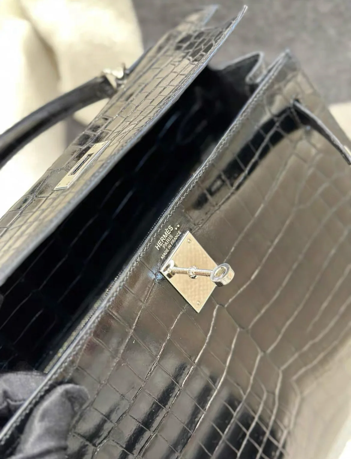 Hermès Kelly Sellier 32 Black Shiny Porosus Crocodile Palladium Hardware - Image 5