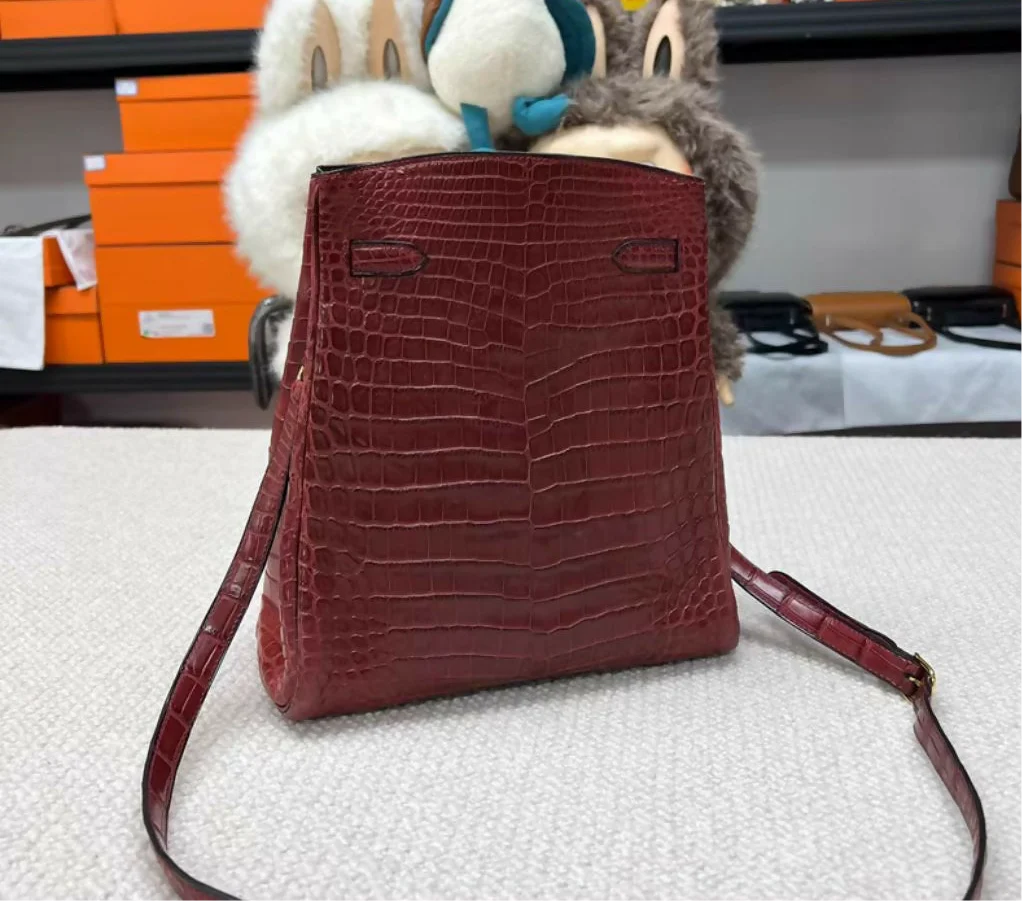Hermès Kelly Sport 24 Rouge H Crocodile Gold Hardware - Image 2