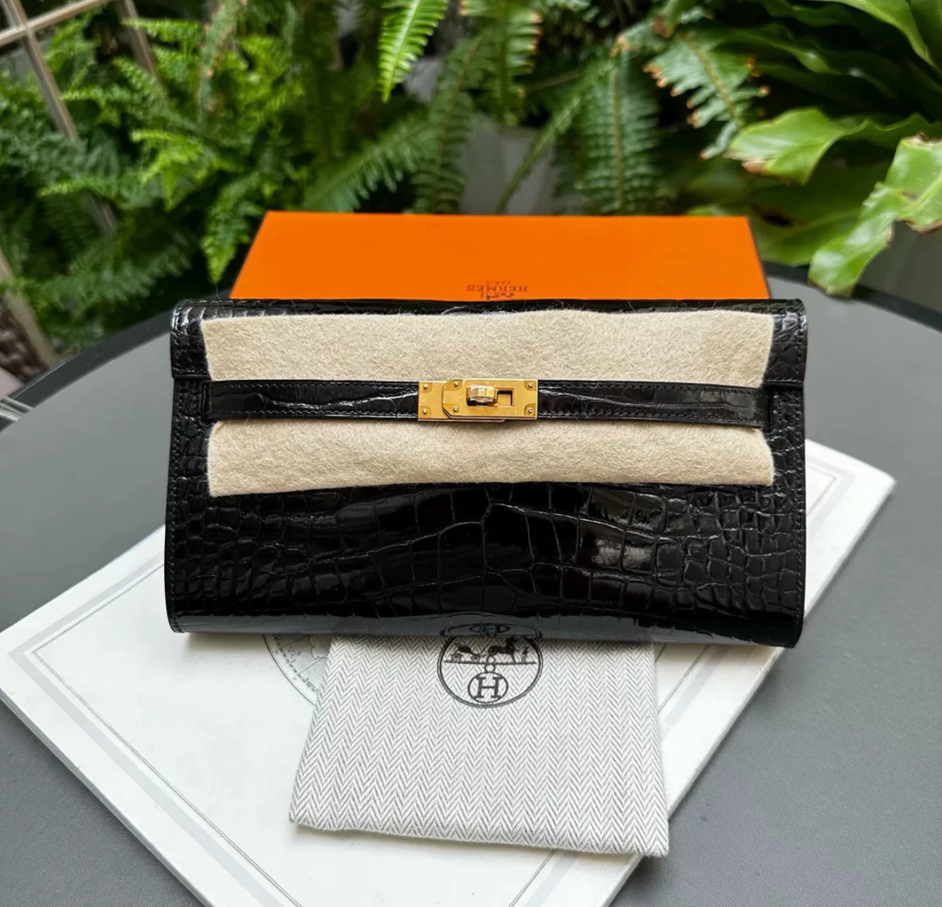 Hermès Kelly To Go Black Shiny Crocodile Leather Gold Hardware