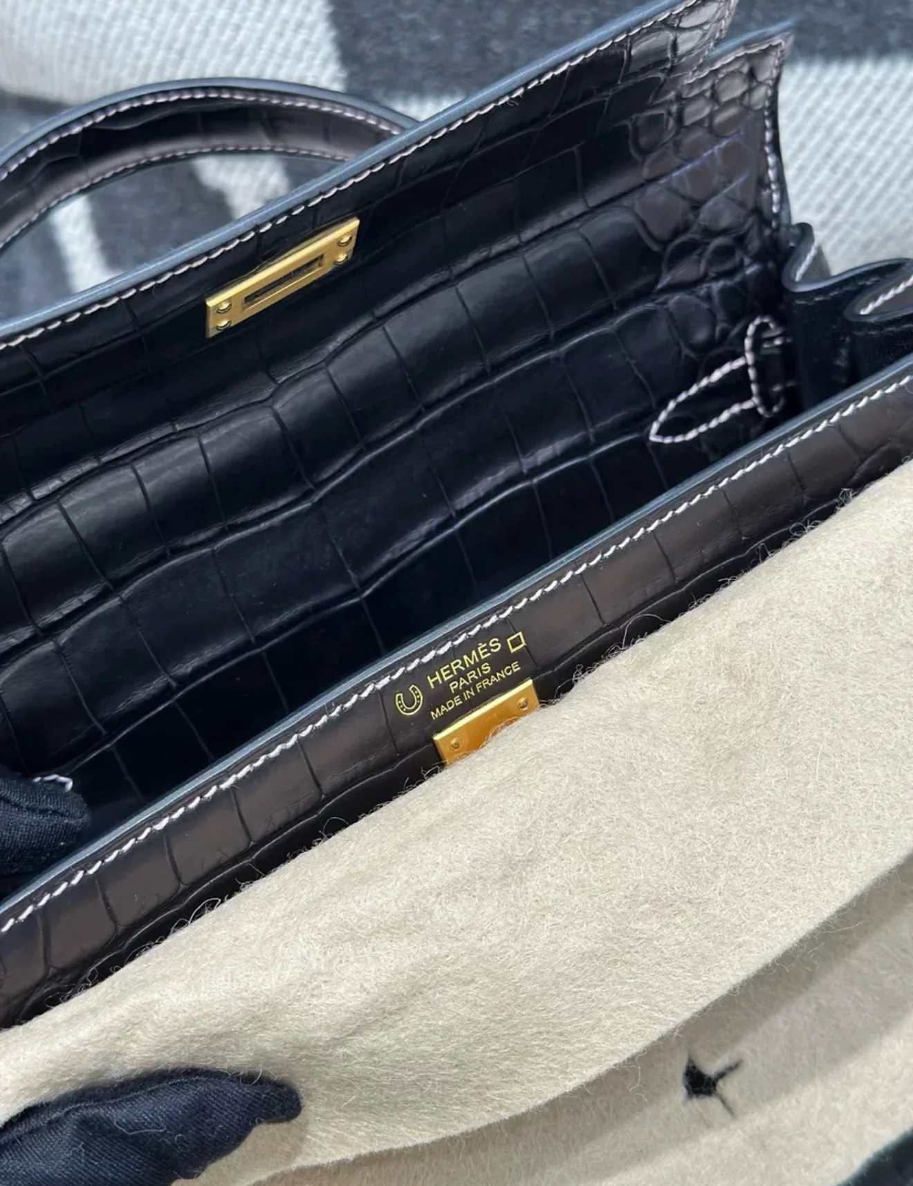 Hermes Kelly 25 Black Gold Matte Crocodile Leather Gold Hardware - Image 4