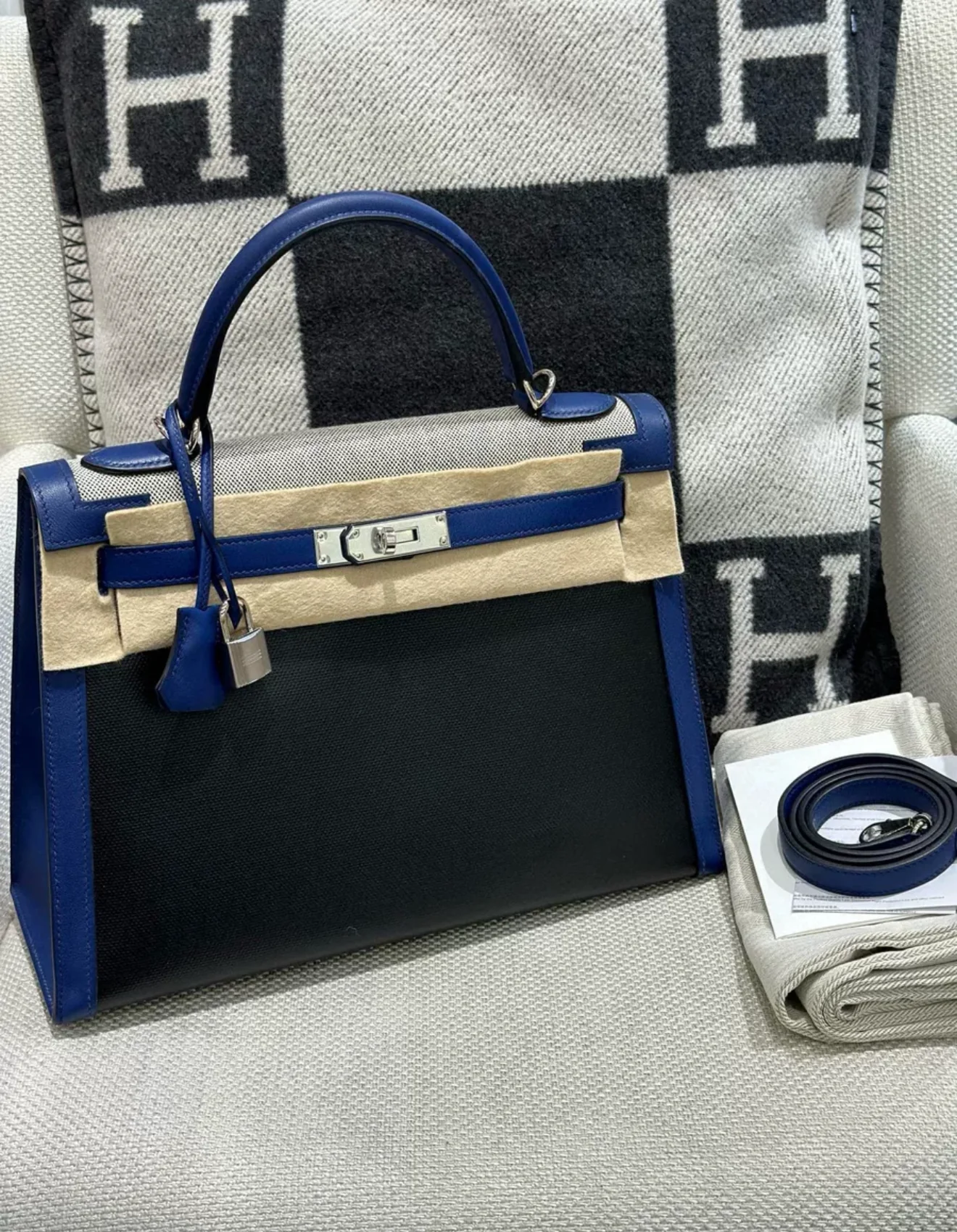 Hermès Kelly Limited Edition 32 Noir (Black)/Bleu Saphir Sellier Epsom Palladium Hardware - Image 4