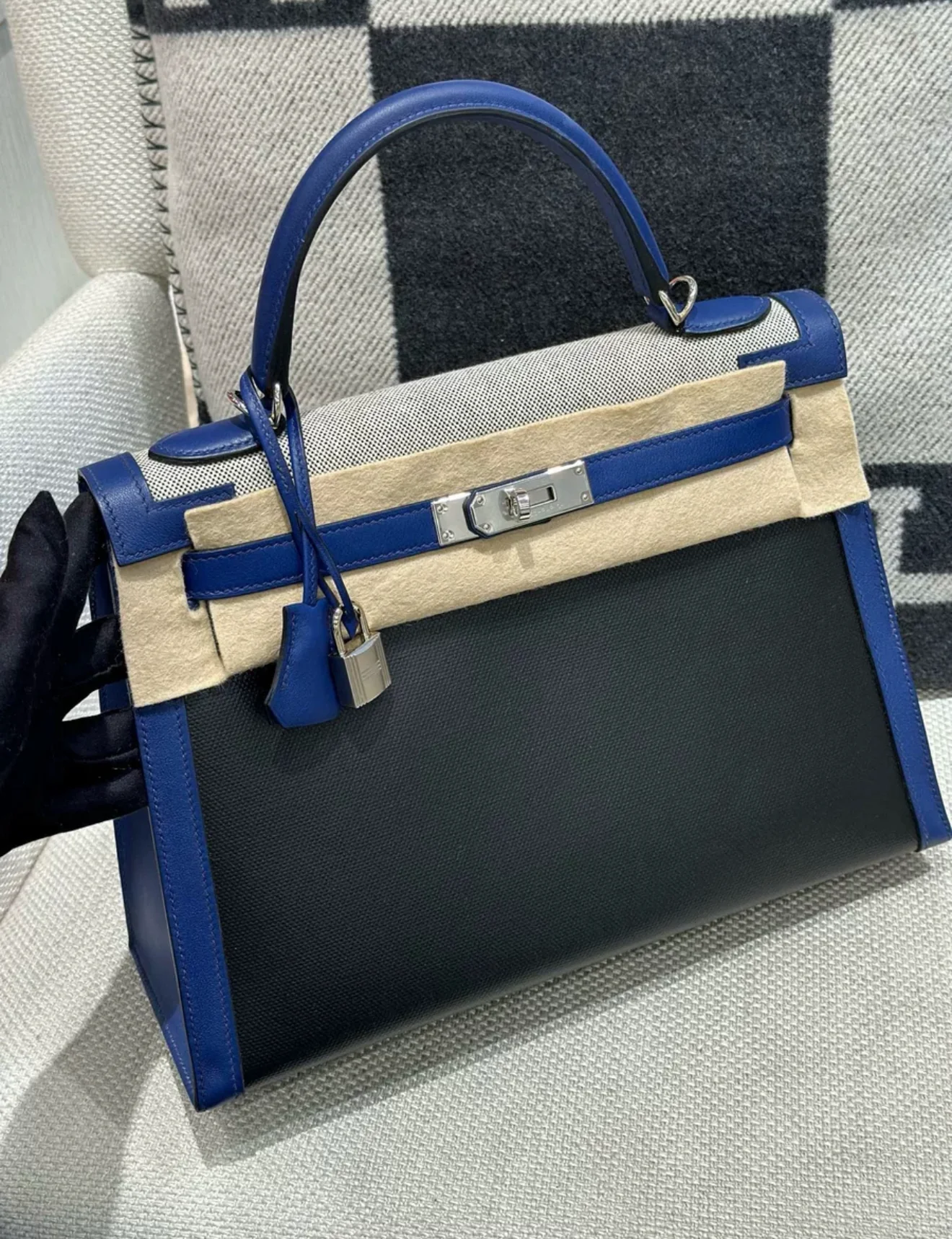 Hermès Kelly Limited Edition 32 Noir (Black)/Bleu Saphir Sellier Epsom Palladium Hardware - Image 5