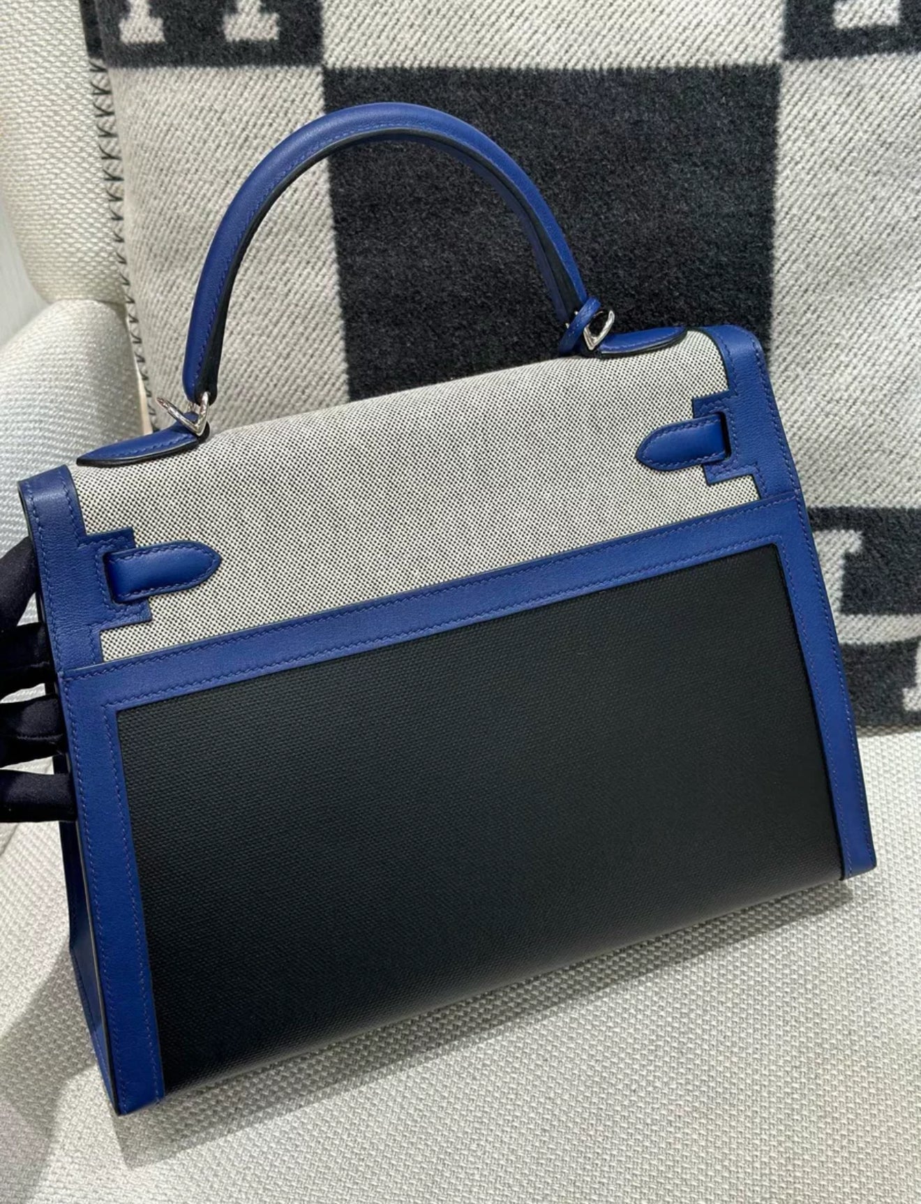 Hermès Kelly Limited Edition 32 Noir (Black)/Bleu Saphir Sellier Epsom Palladium Hardware - Image 6