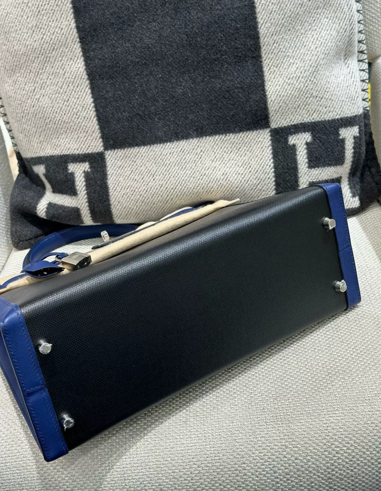 Hermès Kelly Limited Edition 32 Noir (Black)/Bleu Saphir Sellier Epsom Palladium Hardware - Image 7