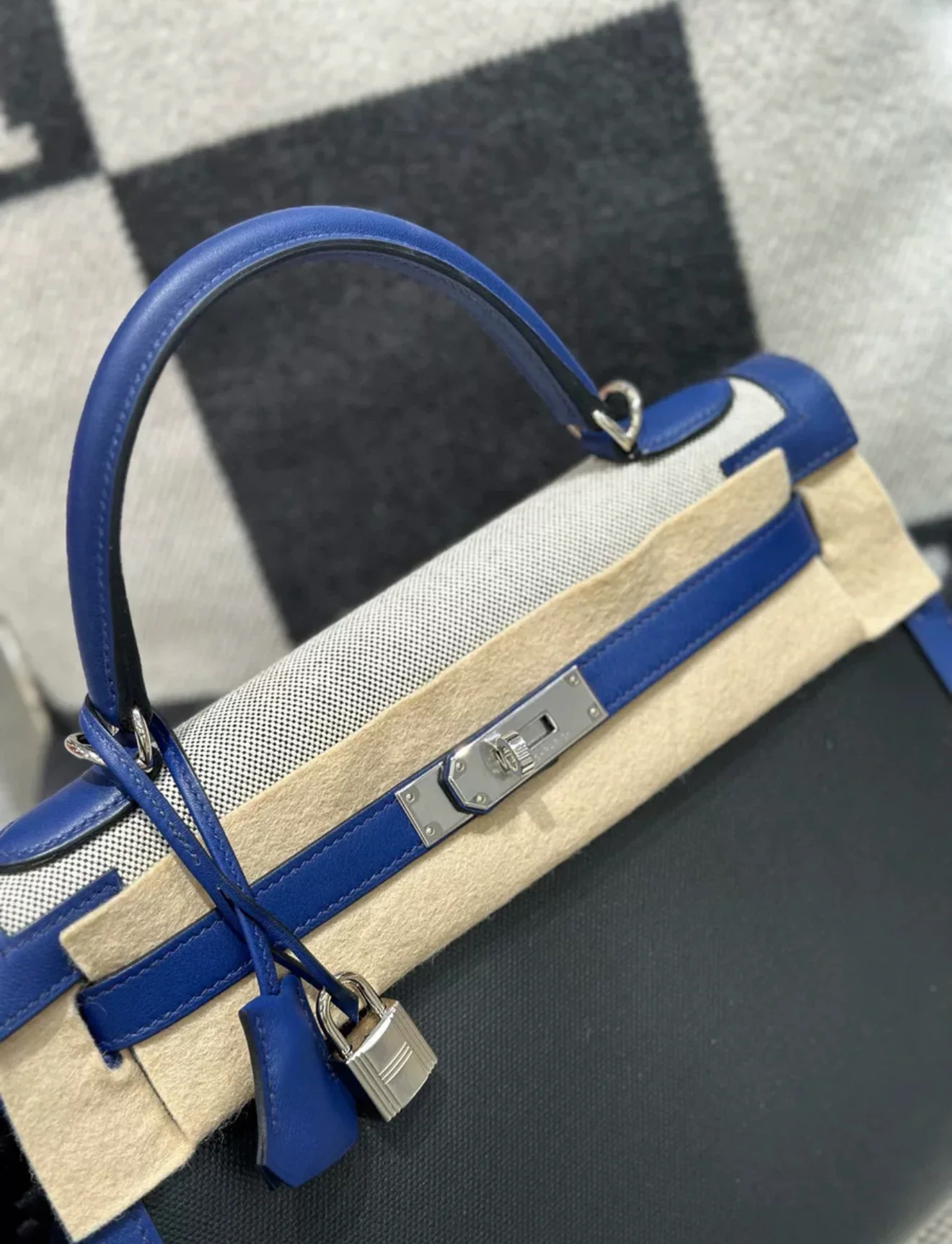 Hermès Kelly Limited Edition 32 Noir (Black)/Bleu Saphir Sellier Epsom Palladium Hardware - Image 8