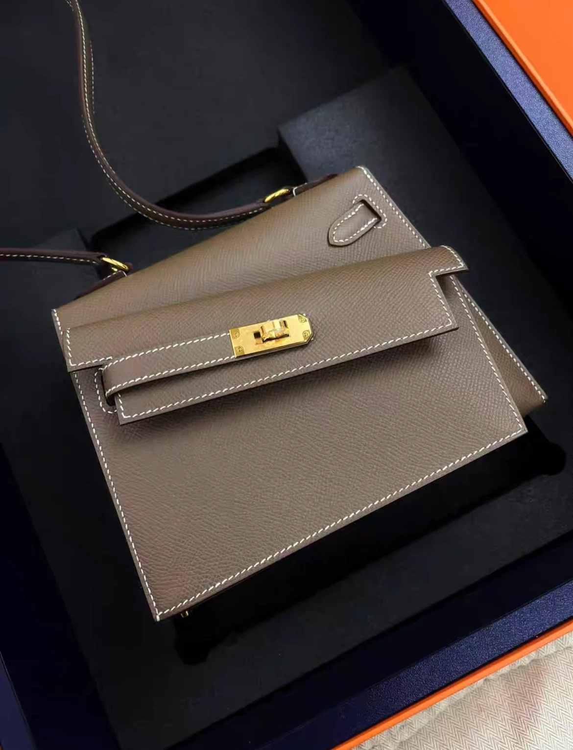 Hermes Limited Edition en Desordre Mini Kelly 20 Bag Sellier Etoupe Epsom Leather with Gold Hardware brand new stamp W - Image 2