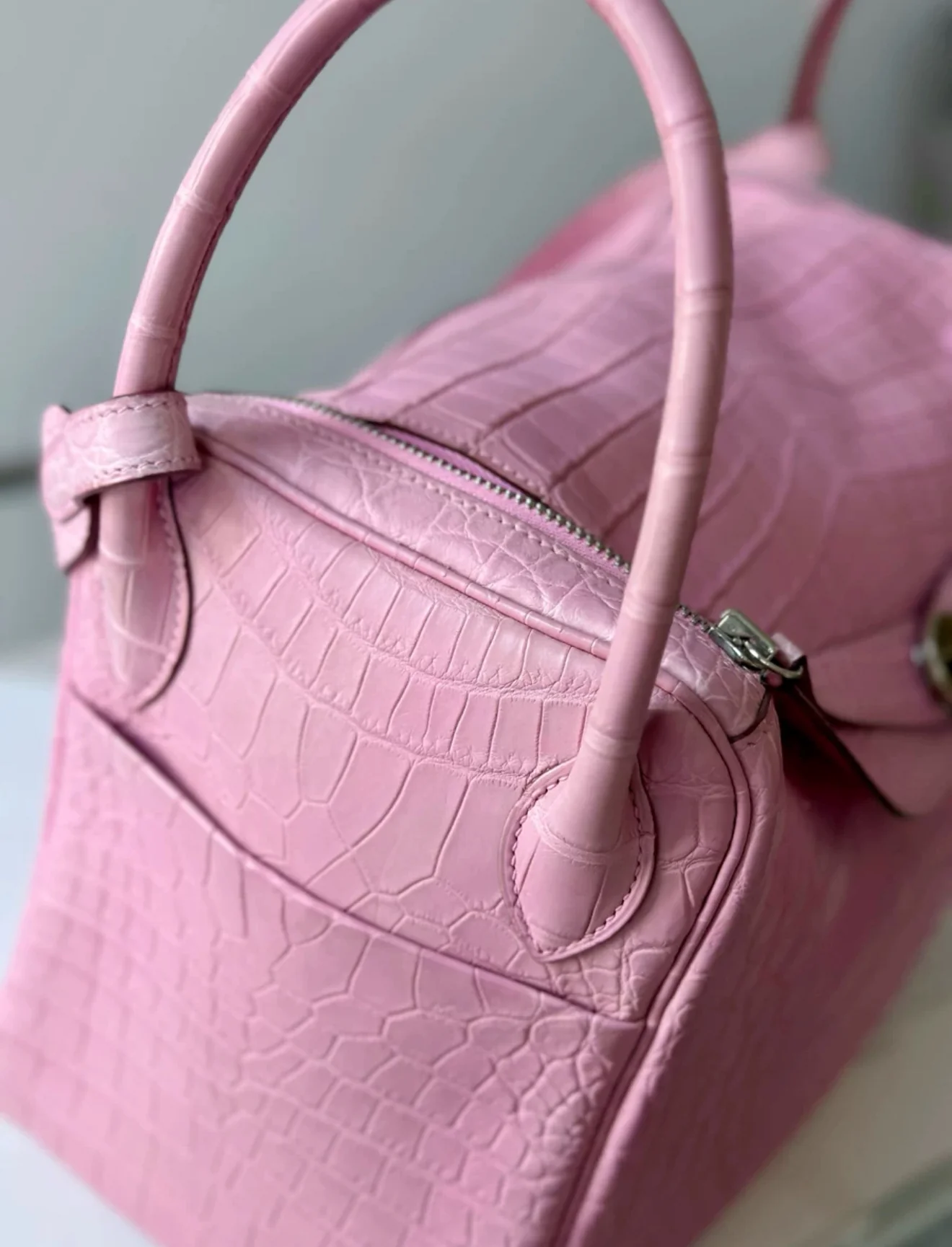 Hermès Lindy 30 5P Bubblegum Matte Crocodile Leather Palladium Hardware - Image 3