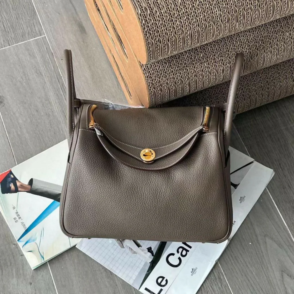 Hermès Lindy 30 Etoupe TC Leather with Gold Hardware - Image 2