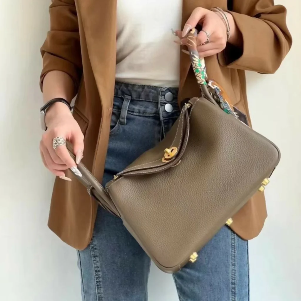 Hermès Lindy 30 Etoupe TC Leather with Gold Hardware - Image 3