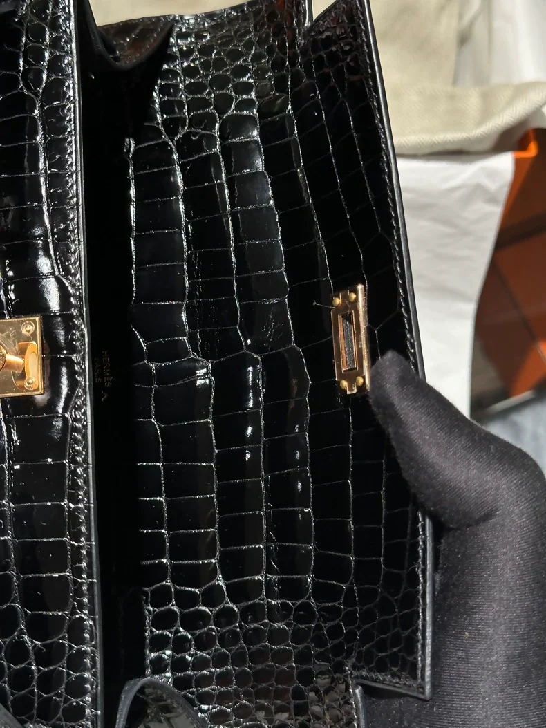 Hermes Kelly Pochette Black shiny Crocodile leather gold hardware - Image 3