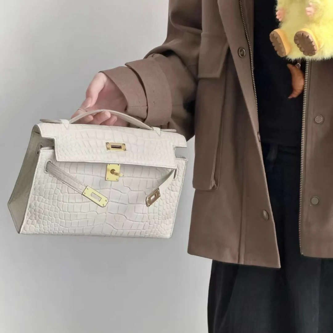 Hermès Kelly pochette Betton matte crocodile leather with gold hardware - Image 2